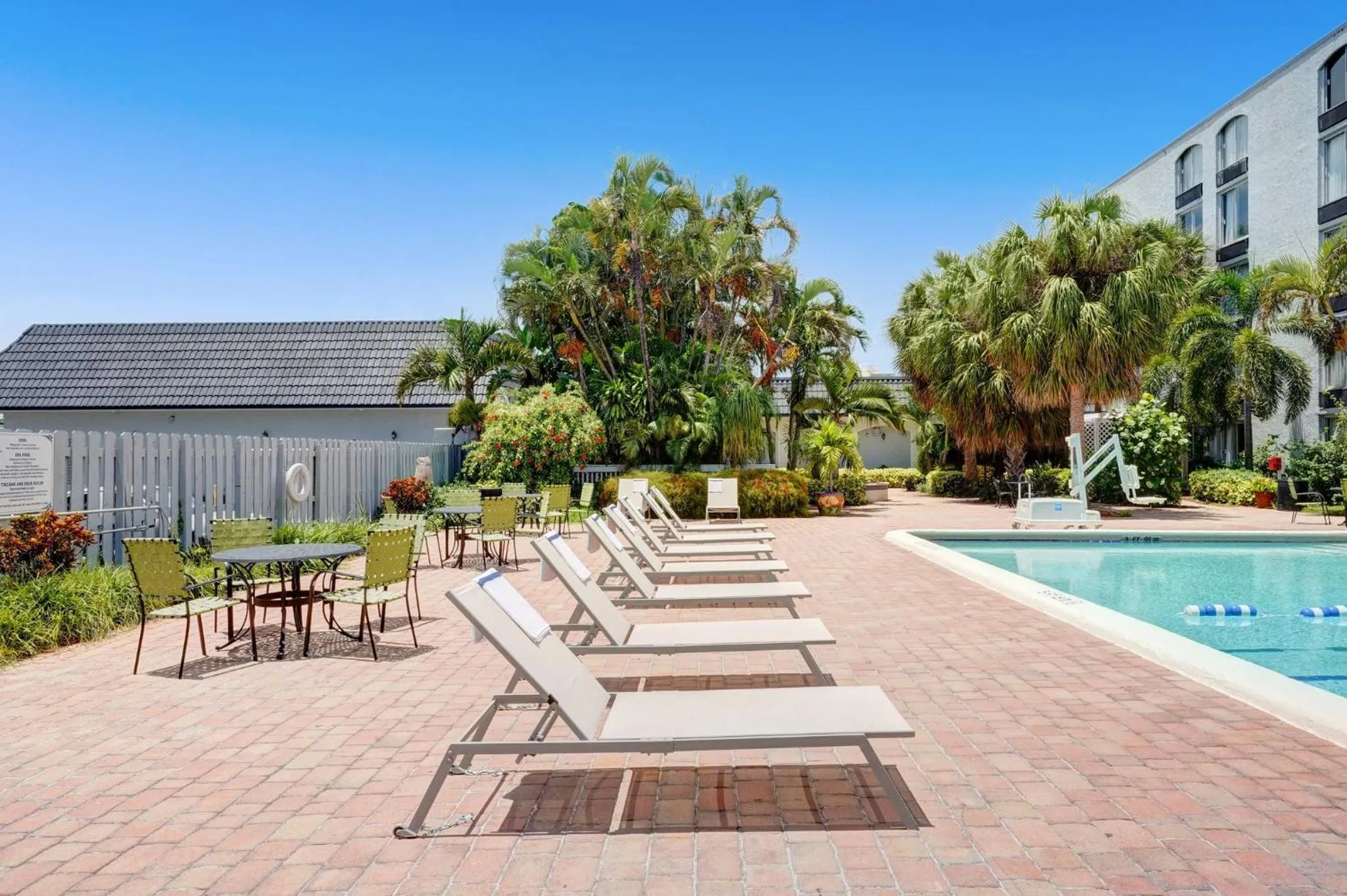 Swimming pool in Plaza Hotel Fort Lauderdale