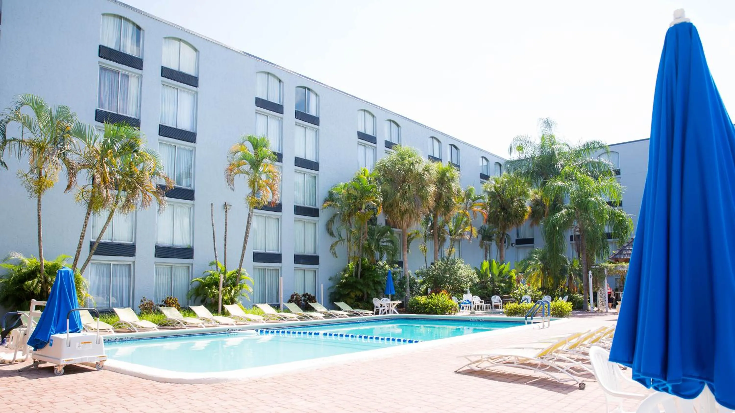 Swimming pool in Plaza Hotel Fort Lauderdale