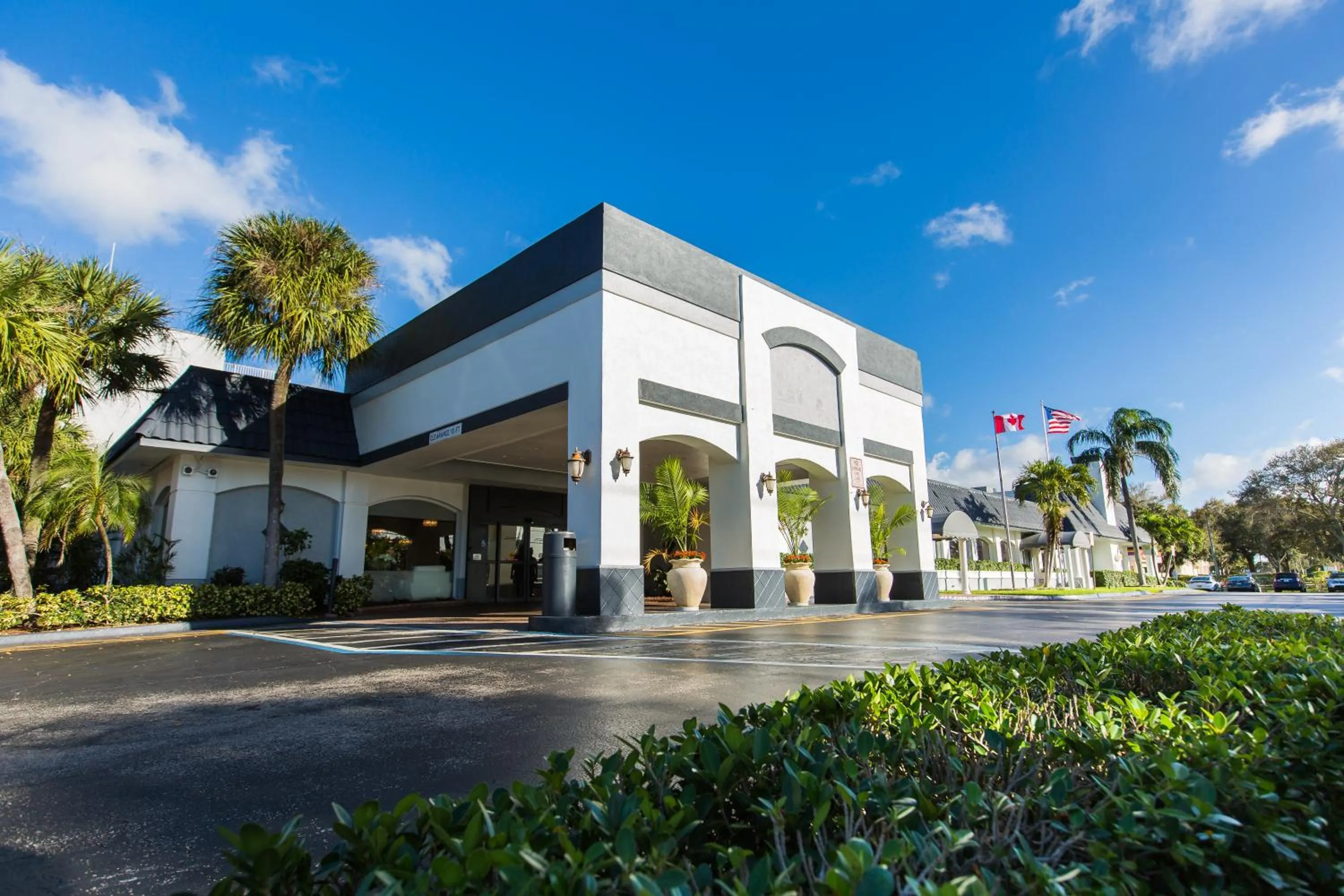 Property building in Plaza Hotel Fort Lauderdale