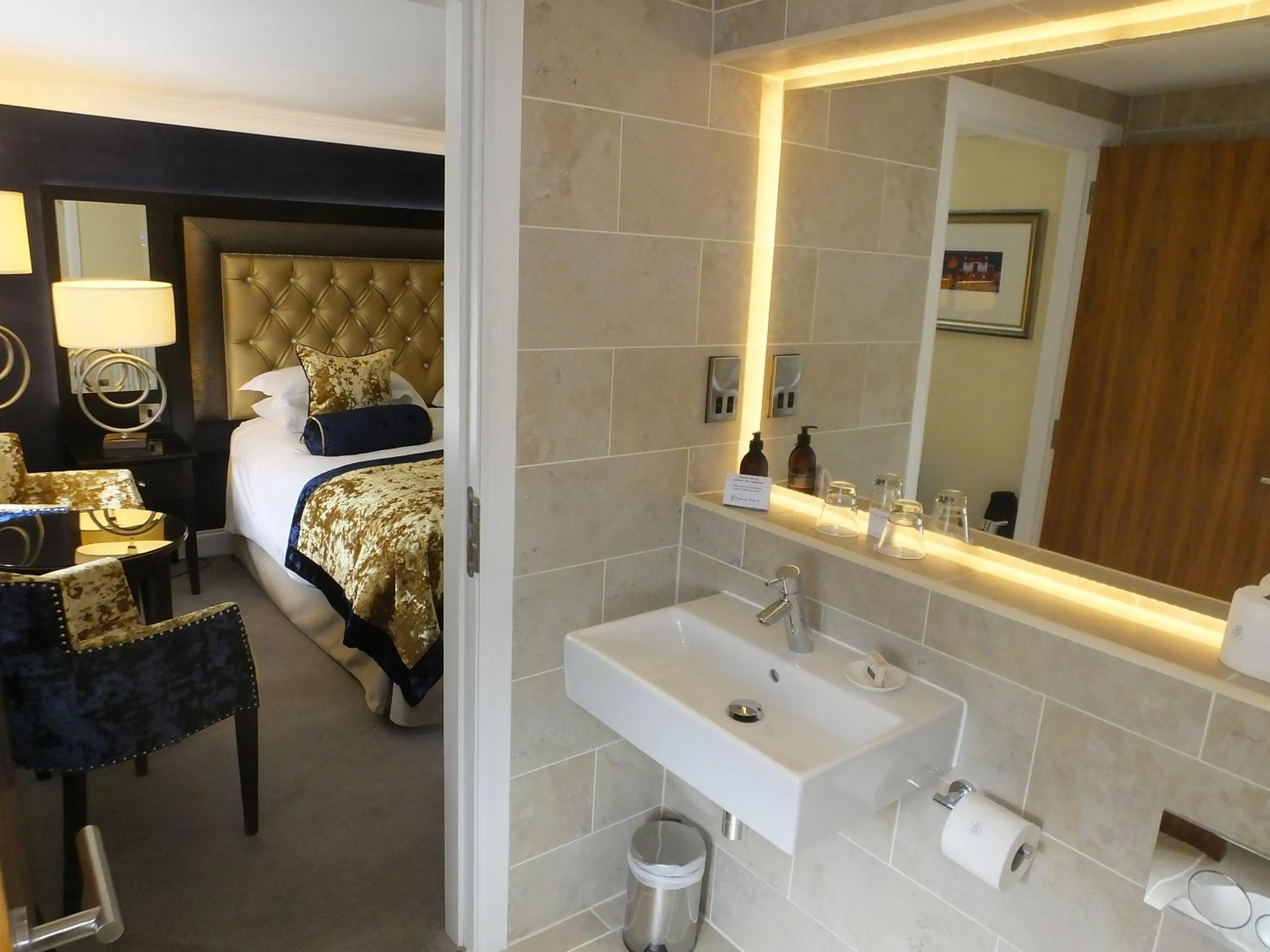 Bedroom, Bed in The Old Mill Inn