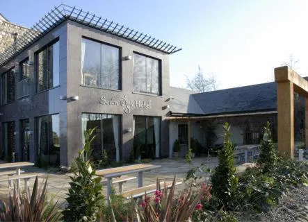Facade/entrance in Upton Court Hotel