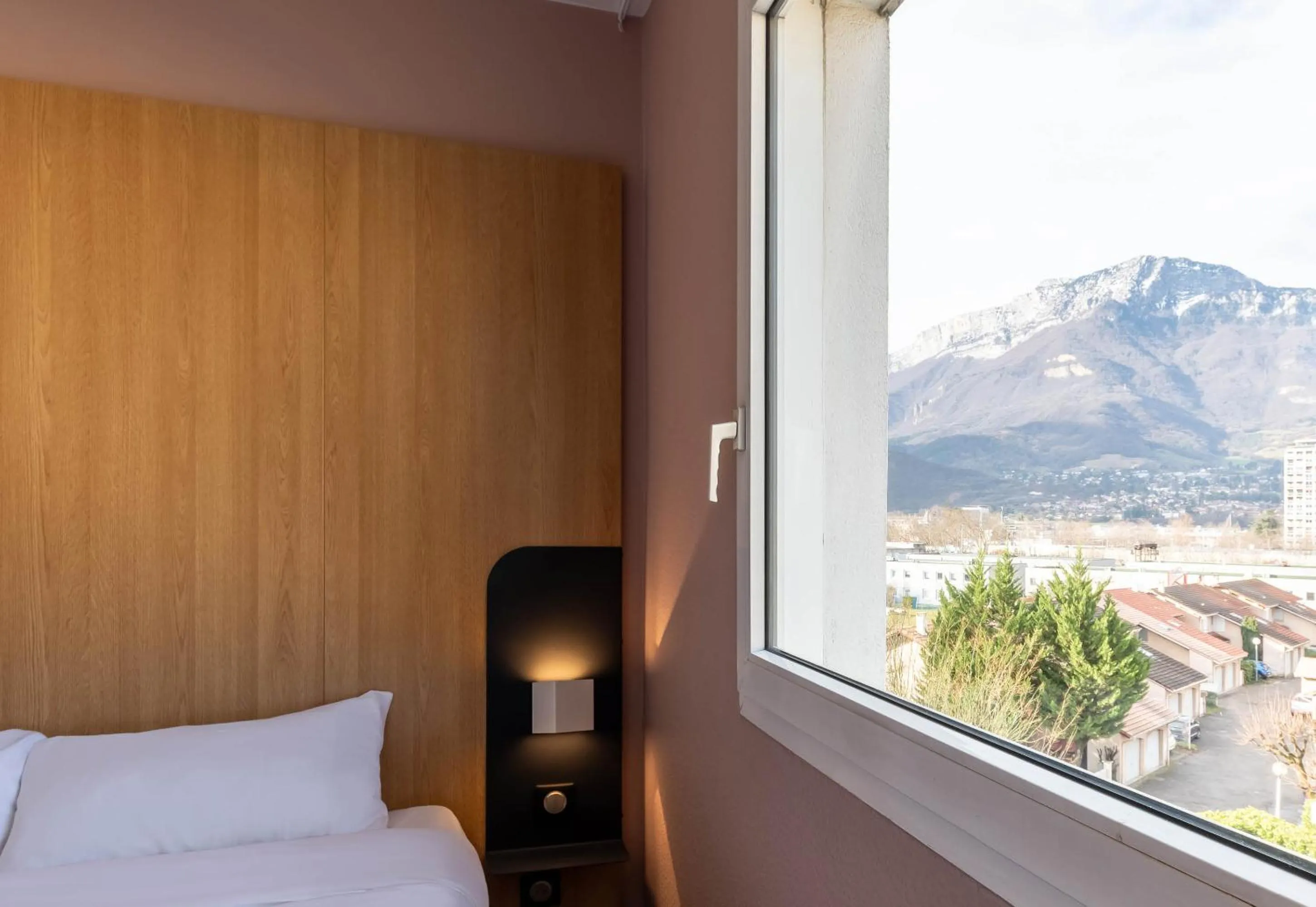 Mountain view, Bed in B&B HOTEL Grenoble Centre Verlaine