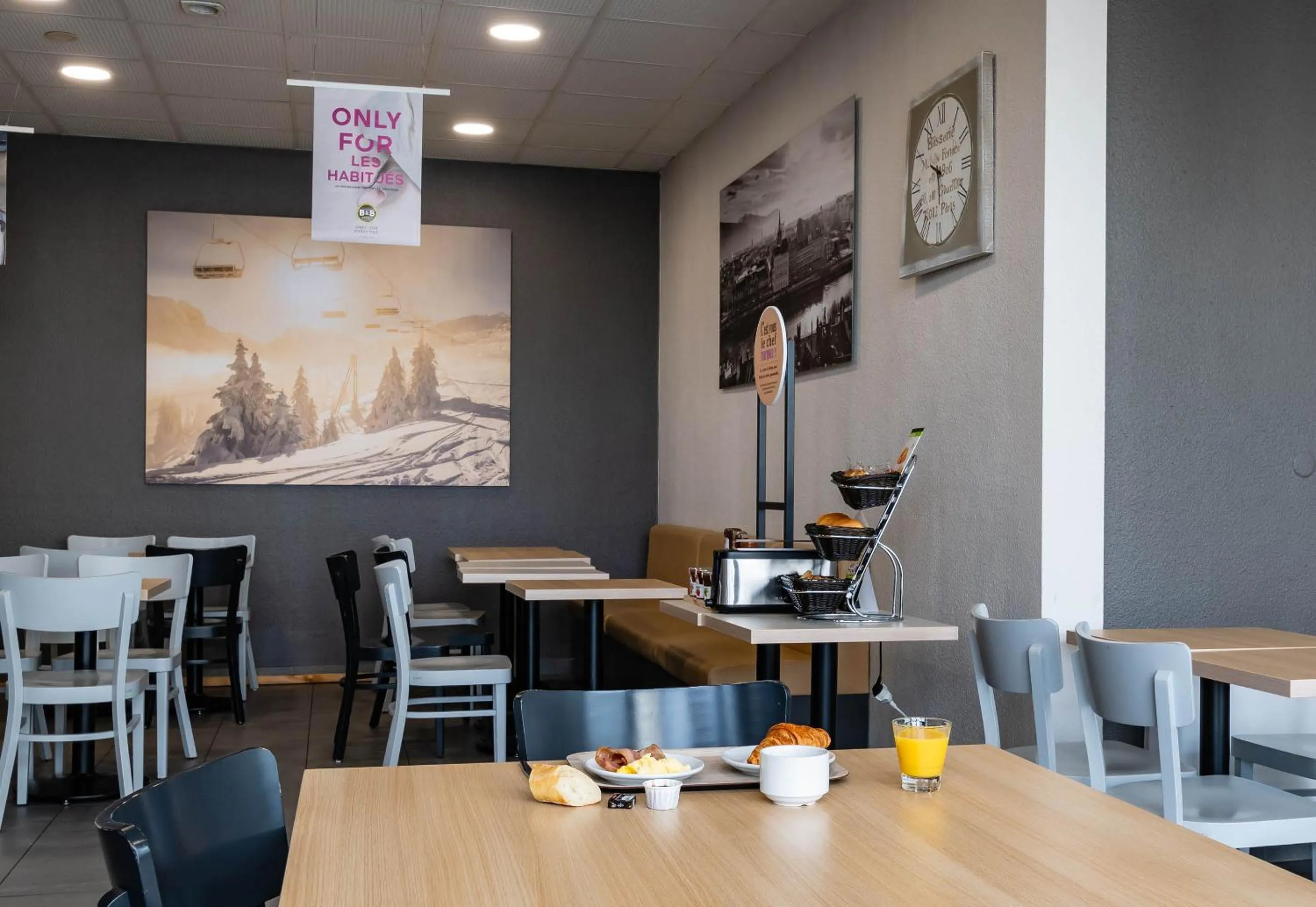 Breakfast in B&B HOTEL Grenoble Centre Verlaine