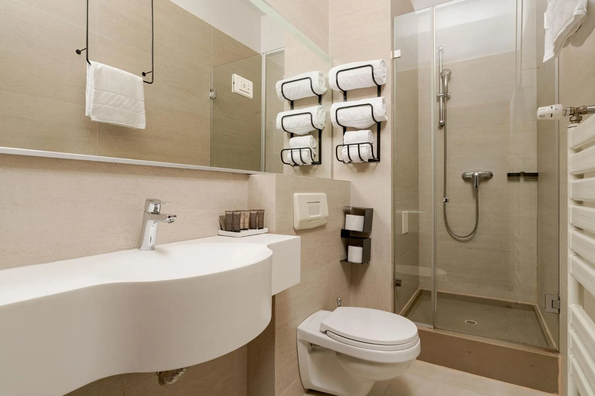 Shower in Crystal Palace Hotel