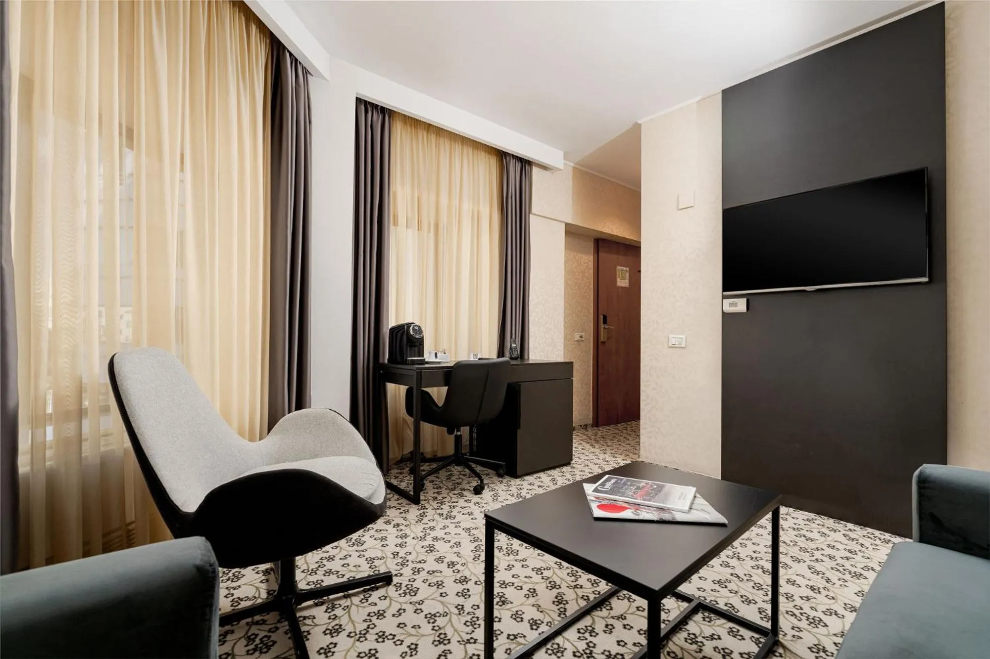 Living room in Crystal Palace Hotel