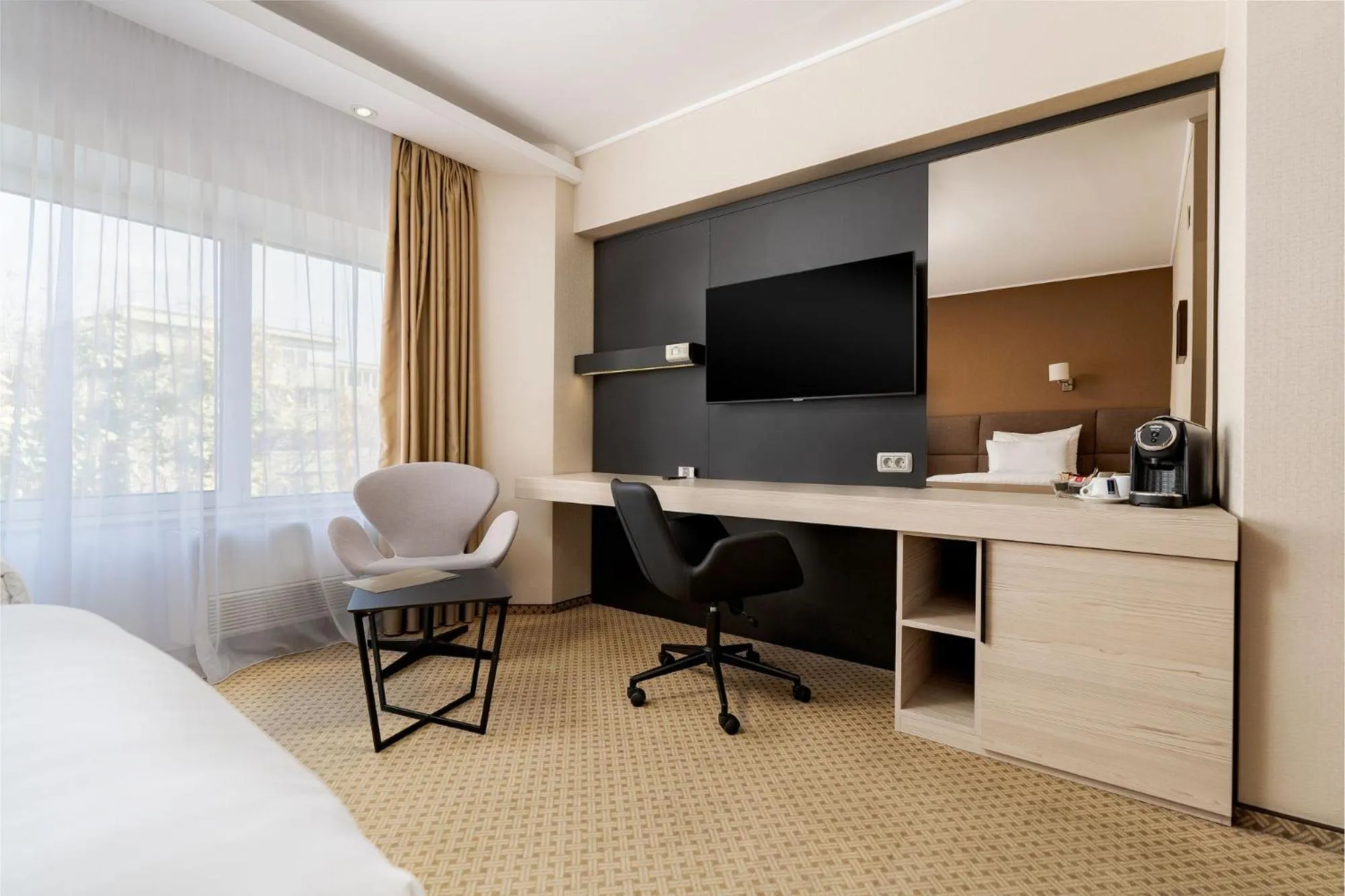 Seating area, Bed in Crystal Palace Hotel