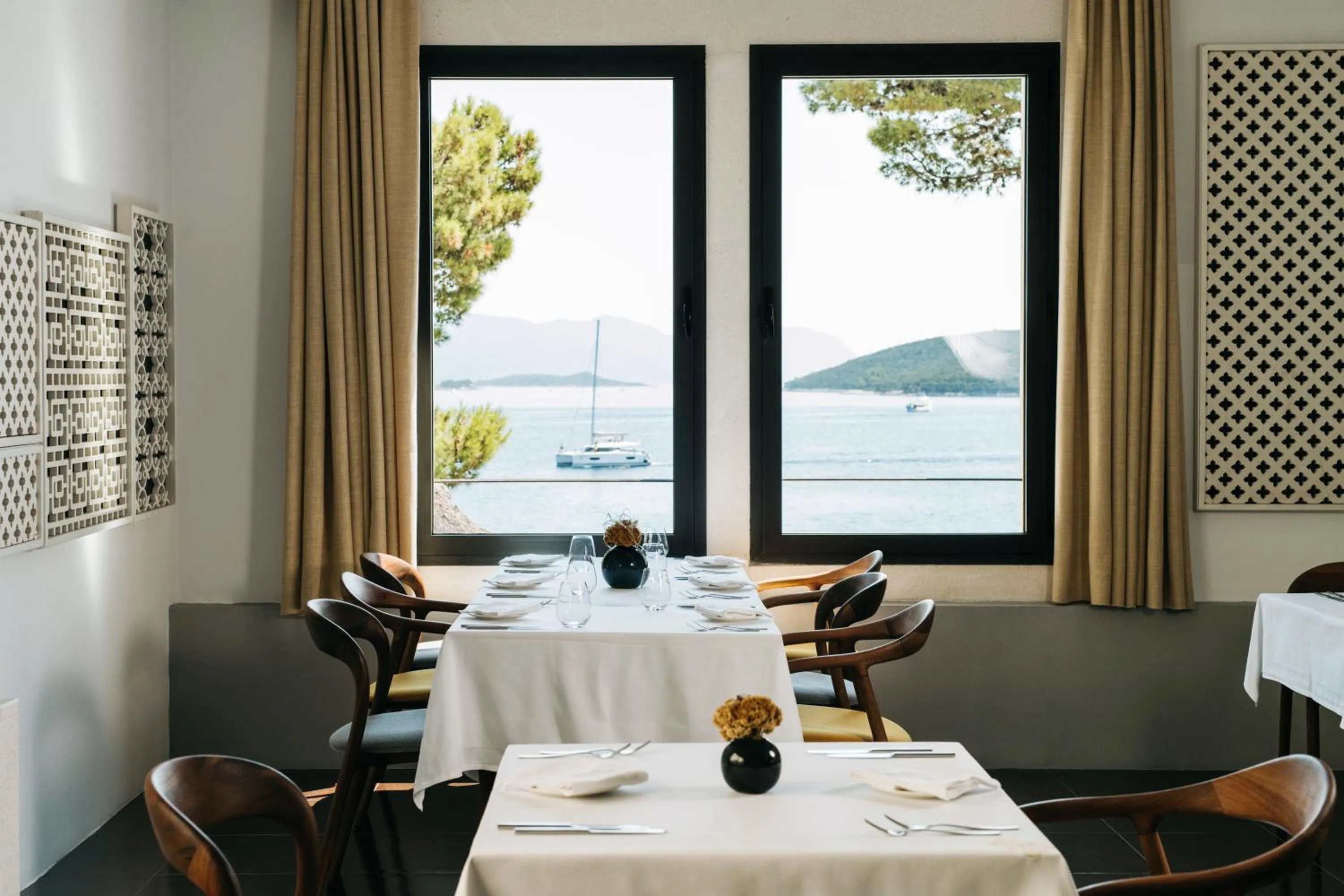 Restaurant/places to eat in Lesic Dimitri Palace