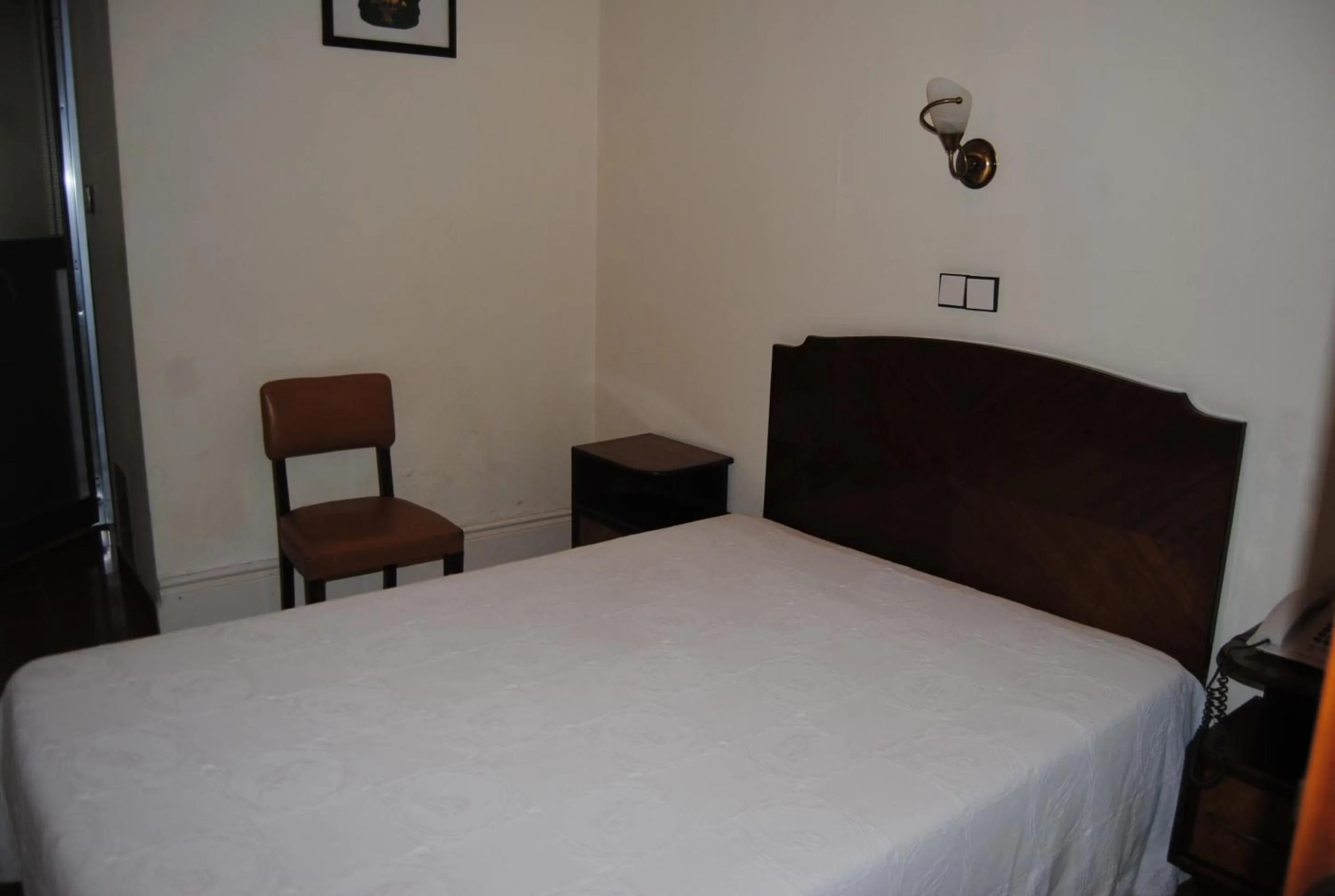 Photo of the whole room, Bed in Hotel Peninsular- Porto