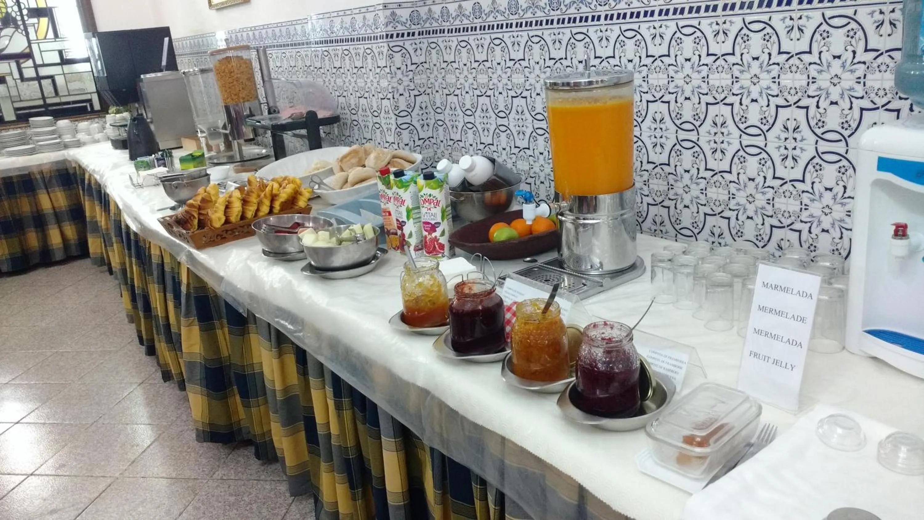 Breakfast in Hotel Peninsular- Porto