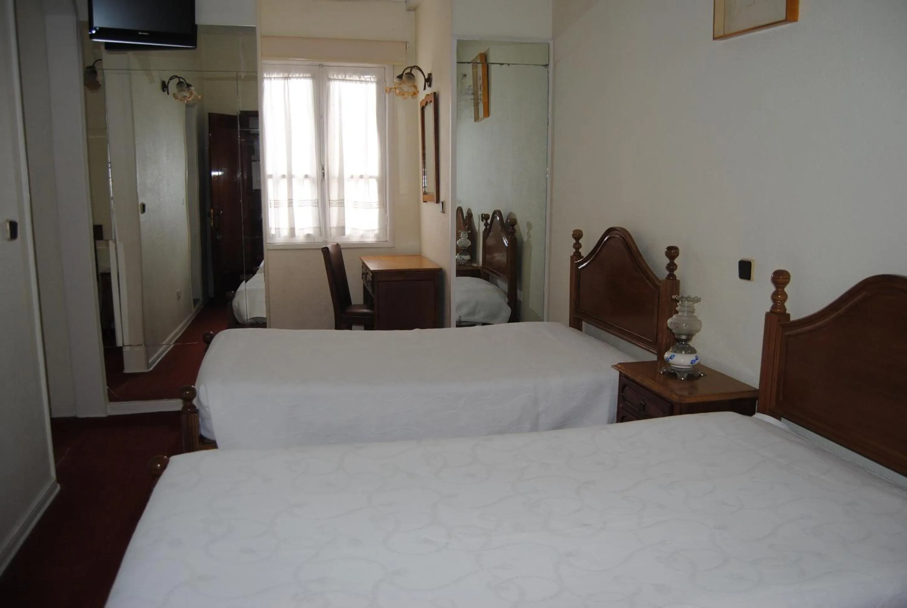 Photo of the whole room, Bed in Hotel Peninsular- Porto