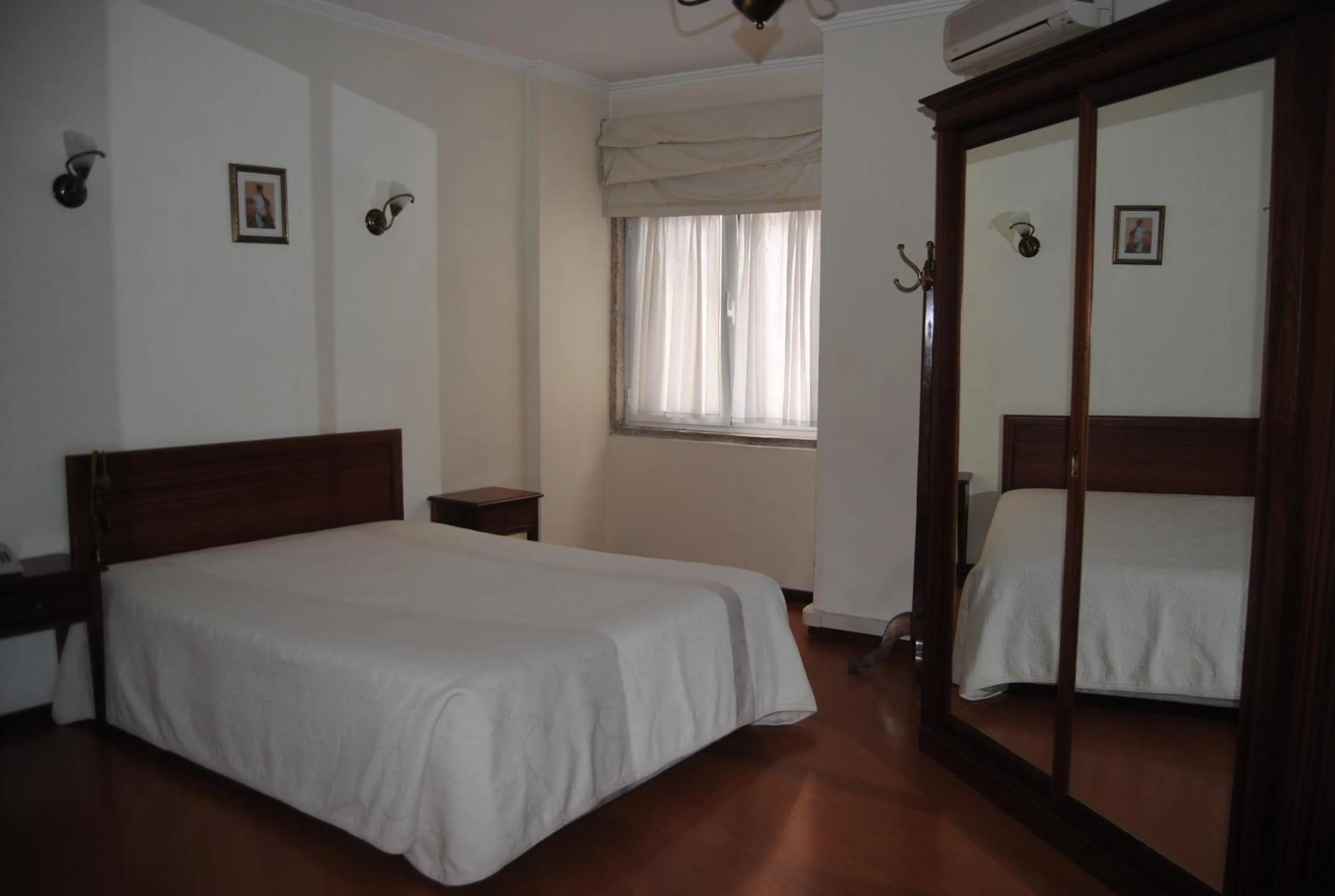 Photo of the whole room, Bed in Hotel Peninsular- Porto