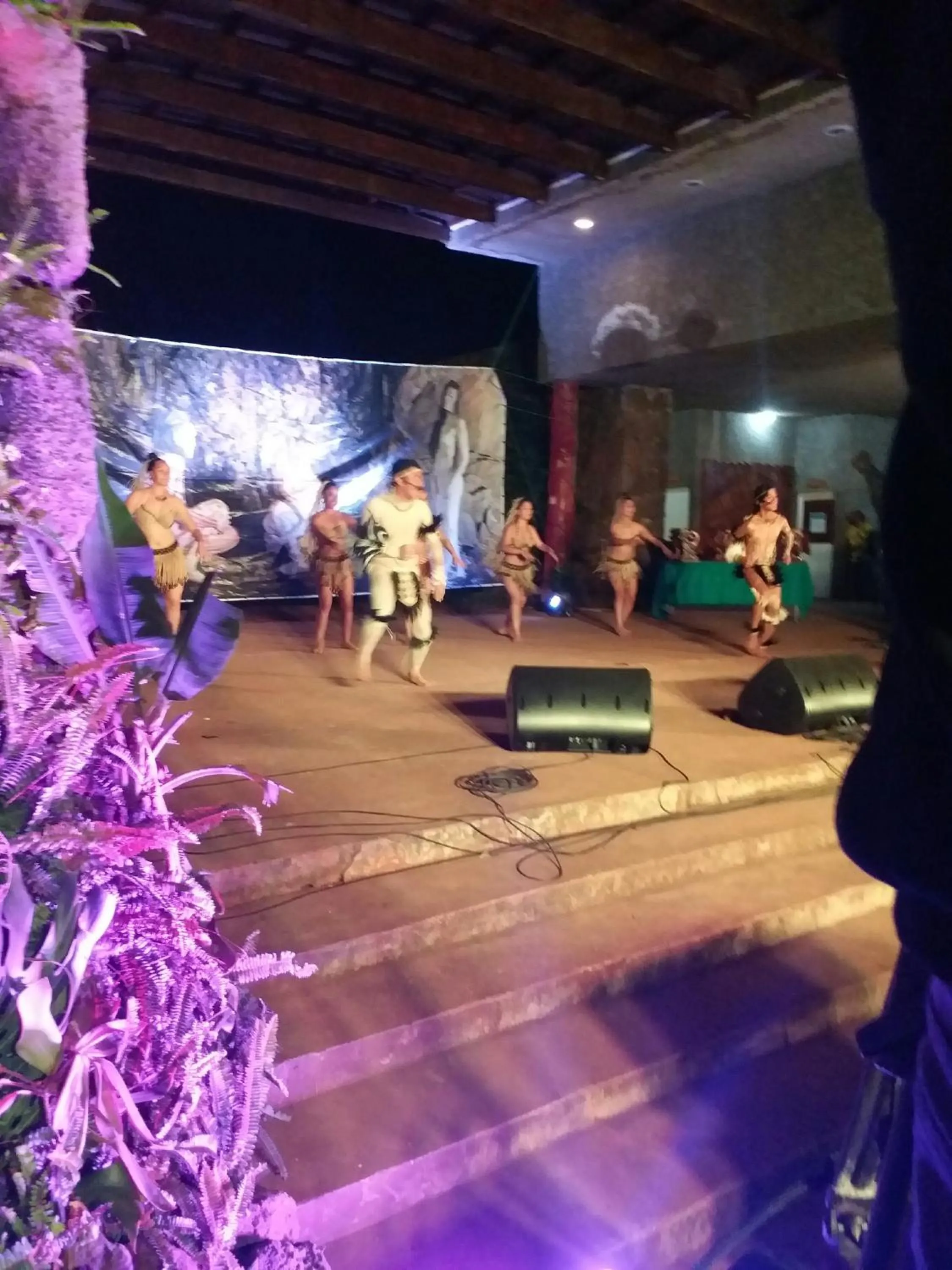 Evening entertainment in Kaimana Inn Rapa Nui