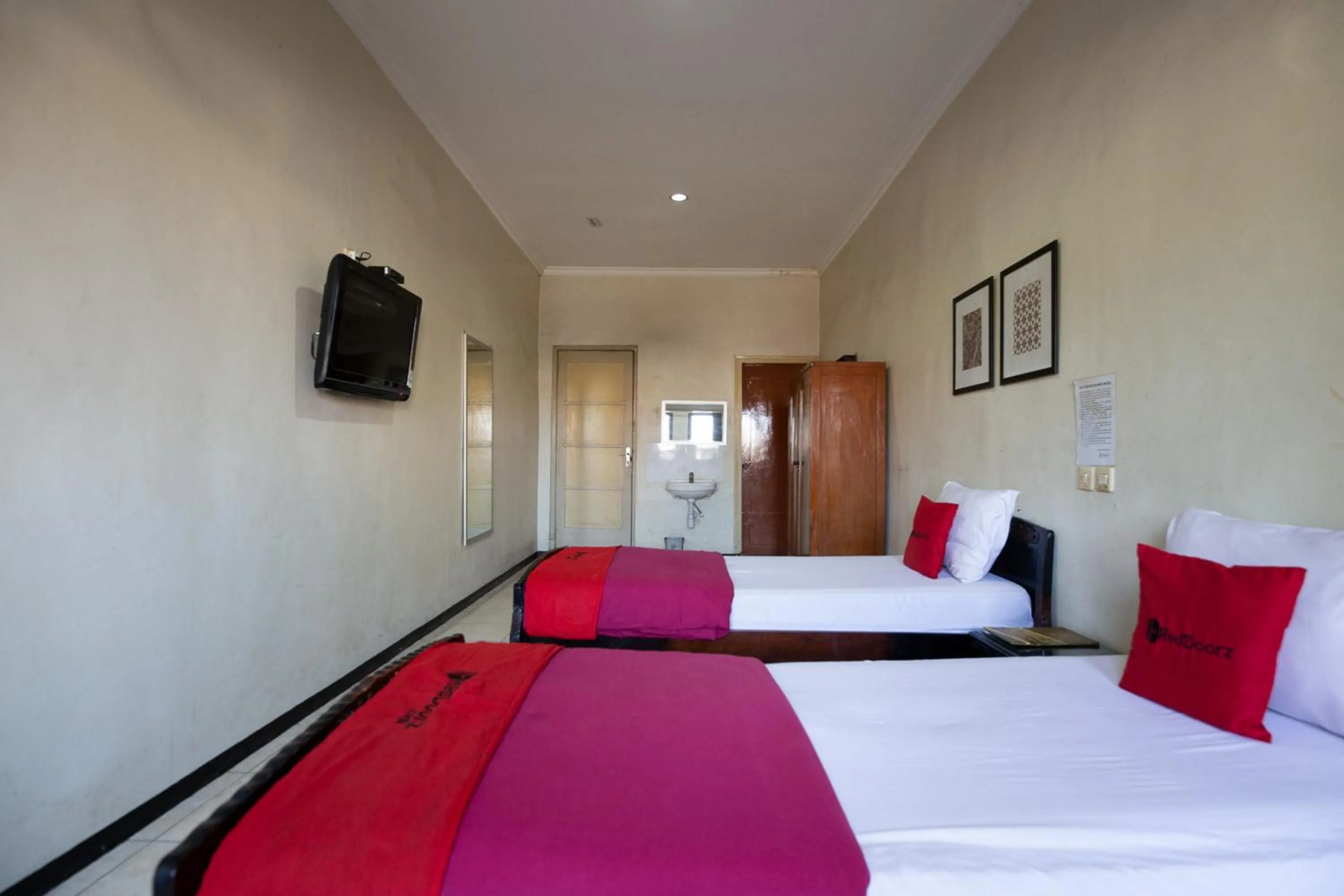 Bedroom, Bed in RedDoorz @ Urip Sumoharjo