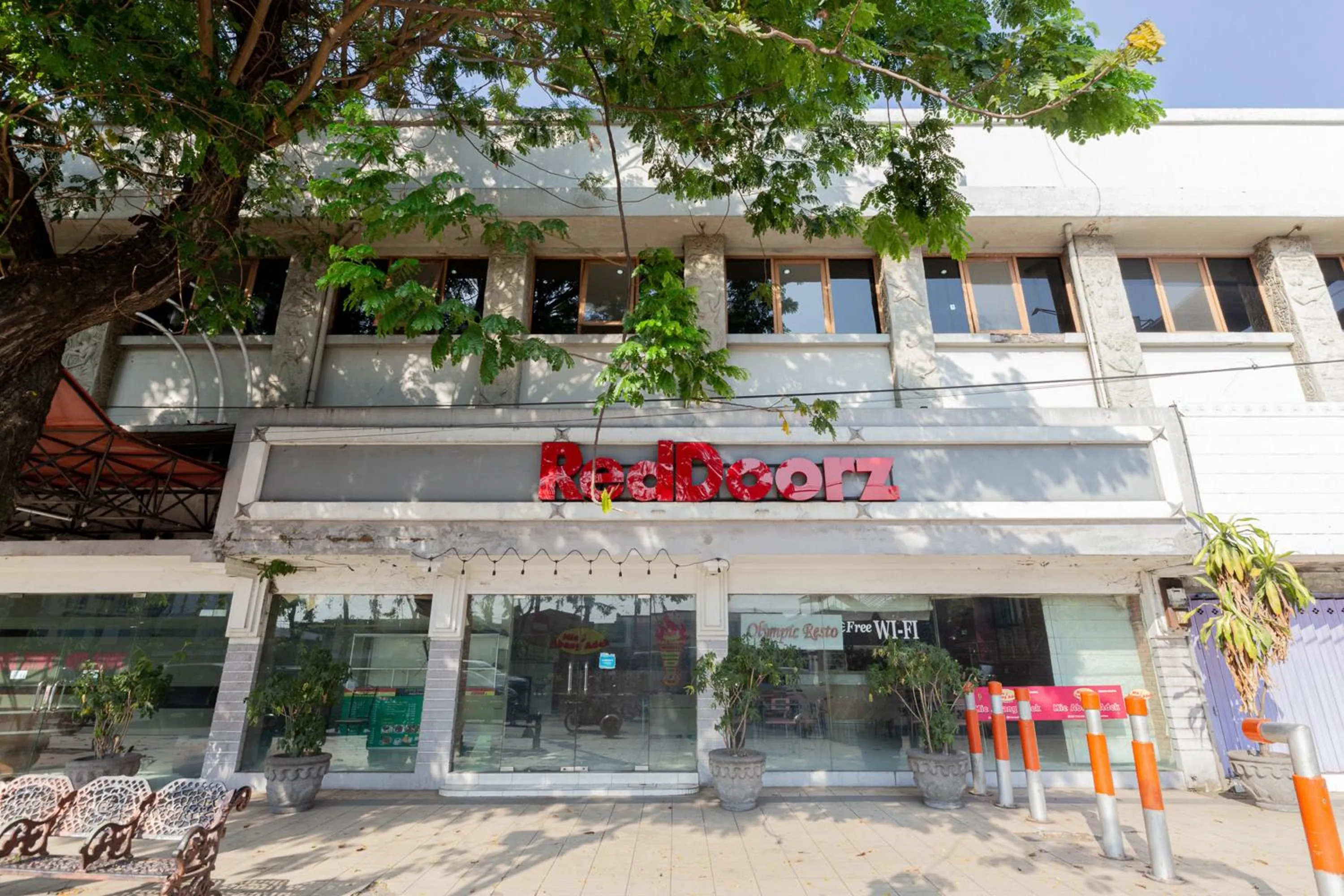 Facade/entrance in RedDoorz @ Urip Sumoharjo