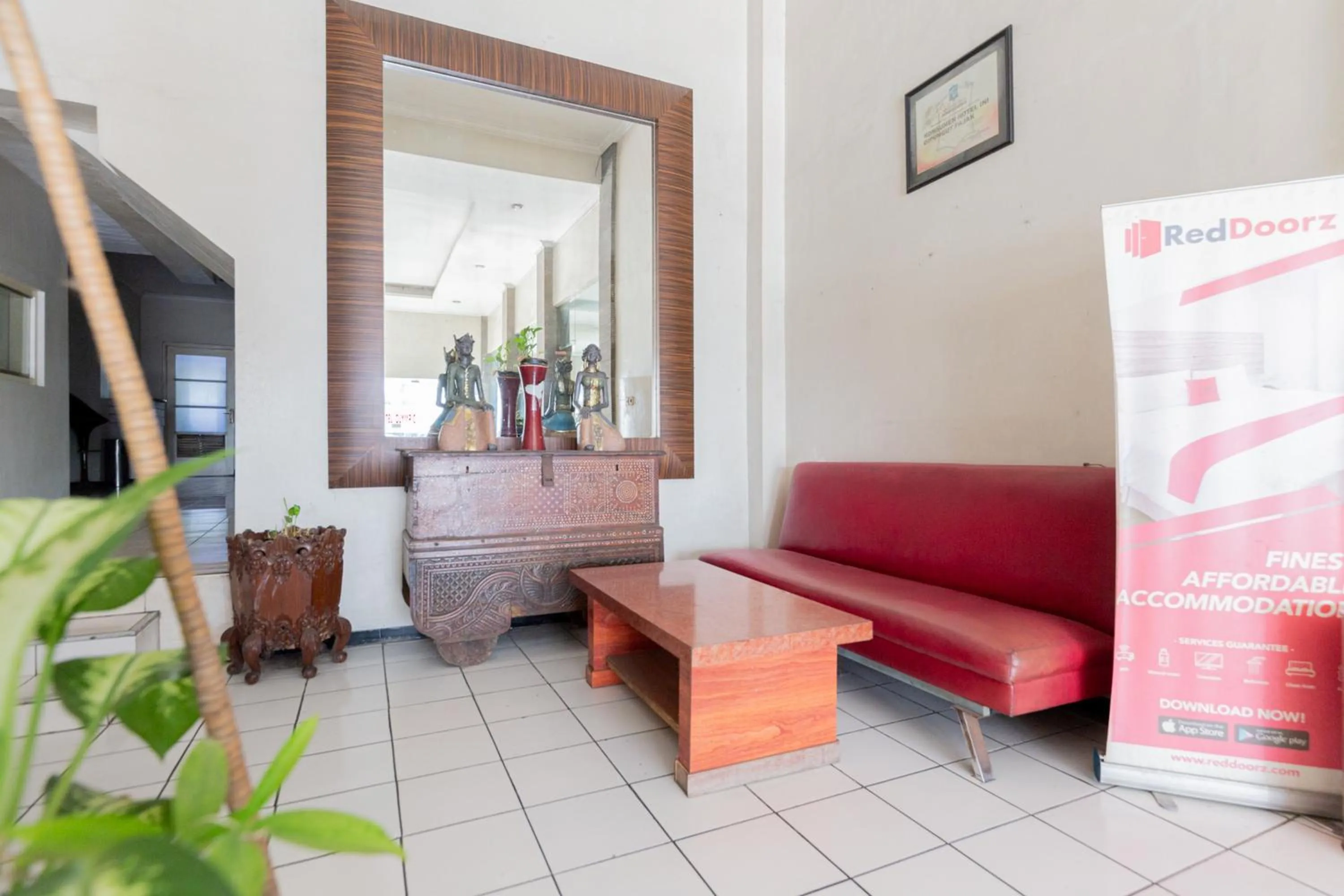 Seating area in RedDoorz @ Urip Sumoharjo