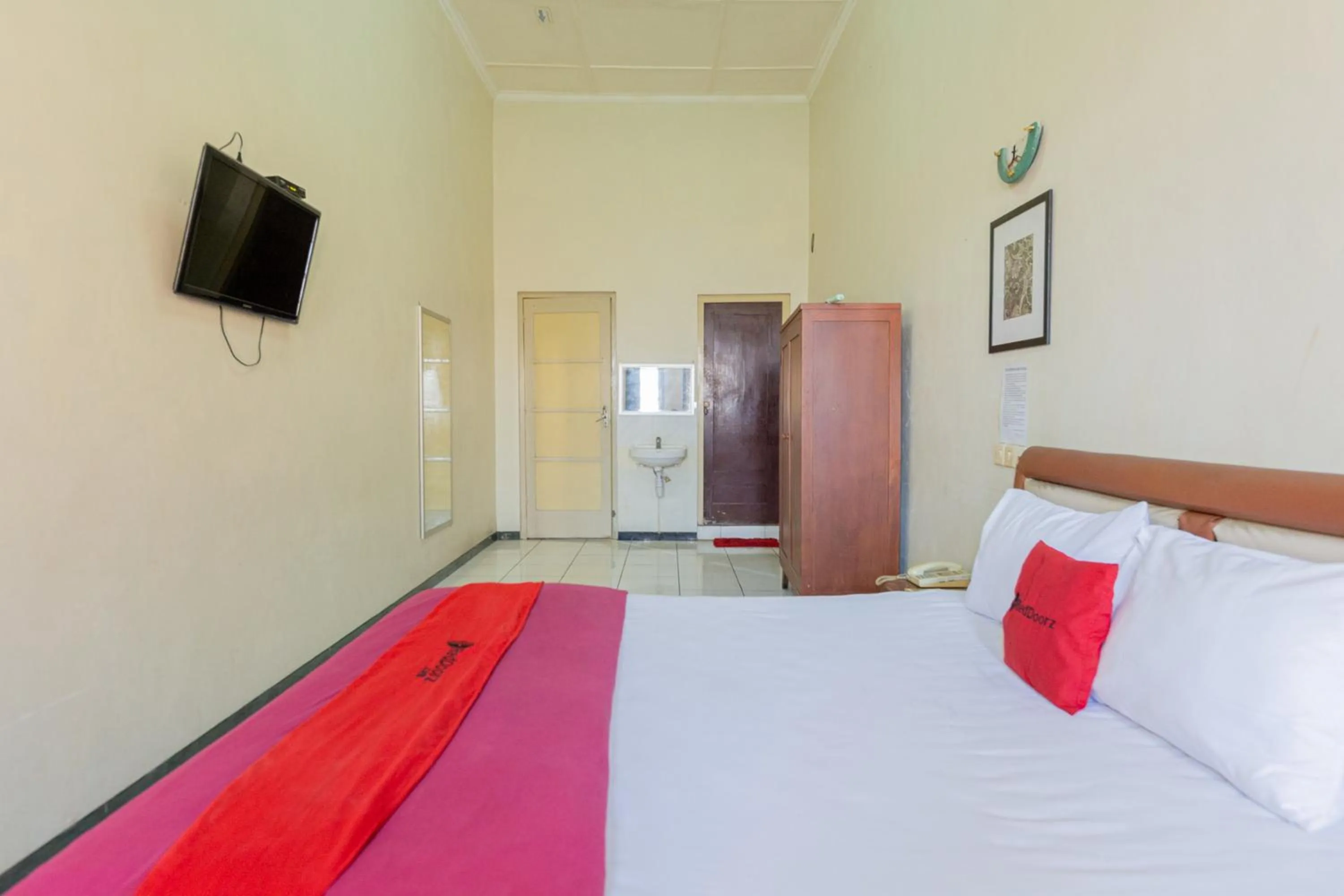 Bedroom, Bed in RedDoorz @ Urip Sumoharjo