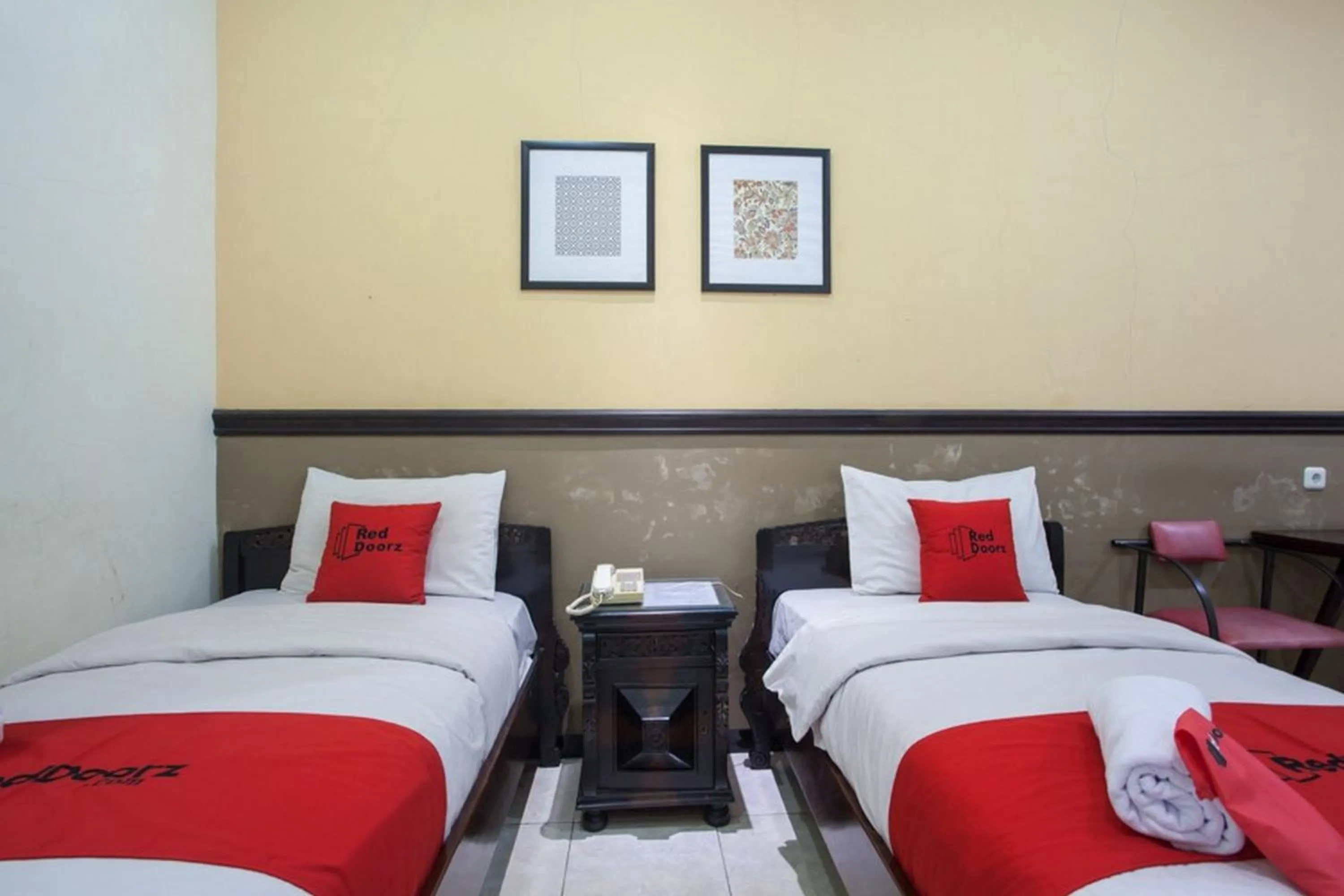 Deluxe Twin Room in RedDoorz @ Urip Sumoharjo