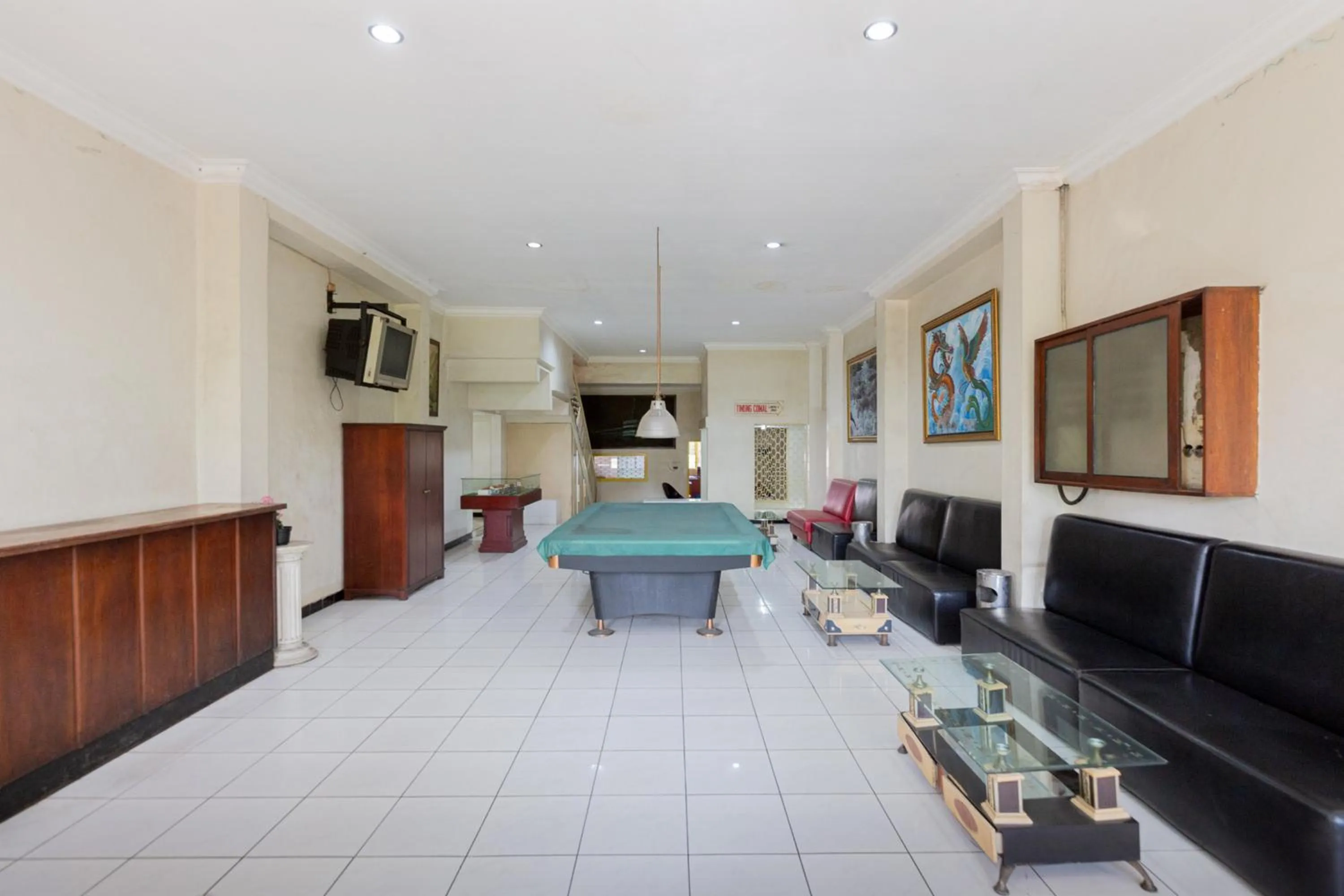 Seating area in RedDoorz @ Urip Sumoharjo