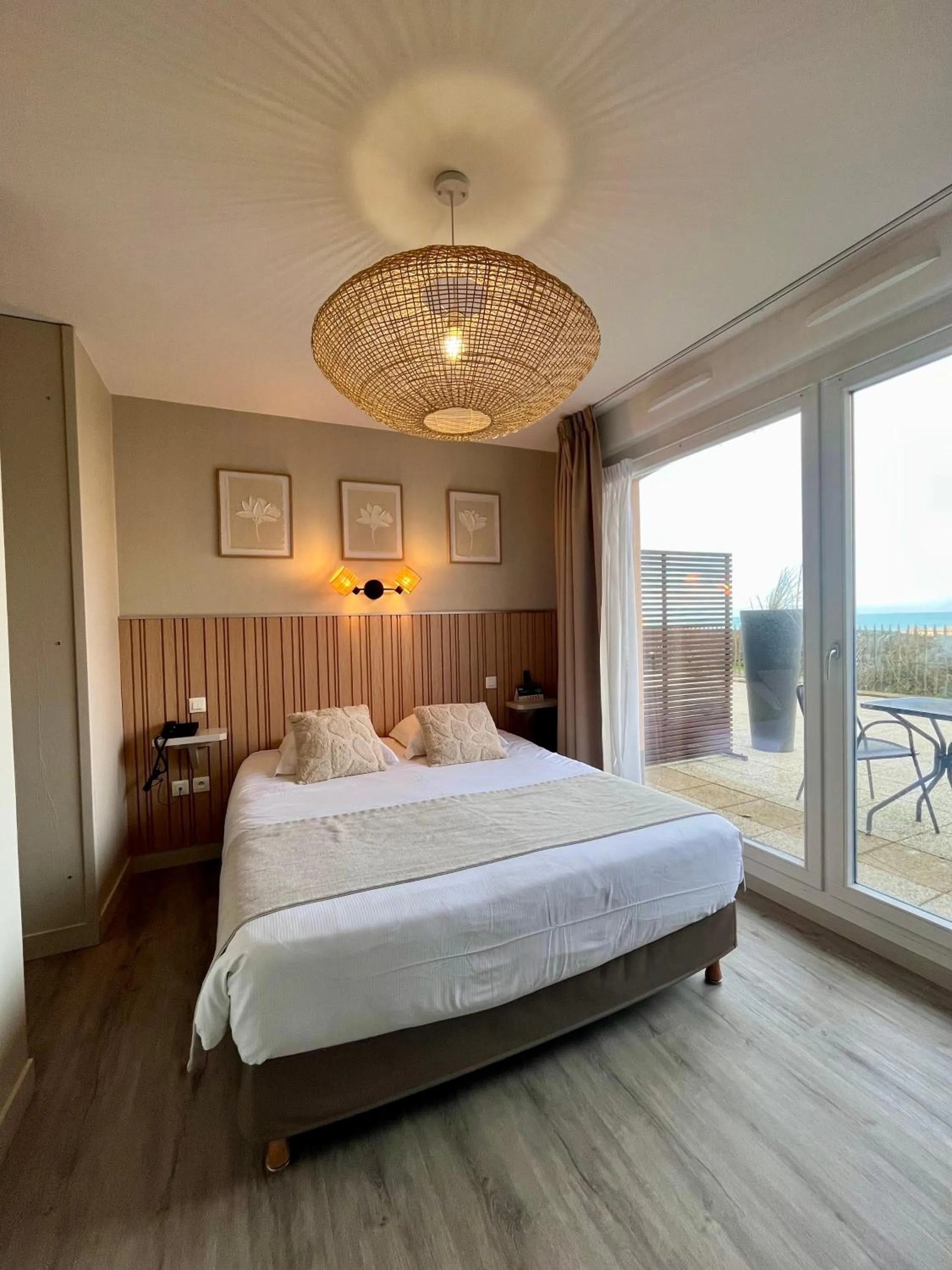 Bed in Logis- Hôtel de la Baie de Wissant & Appartements