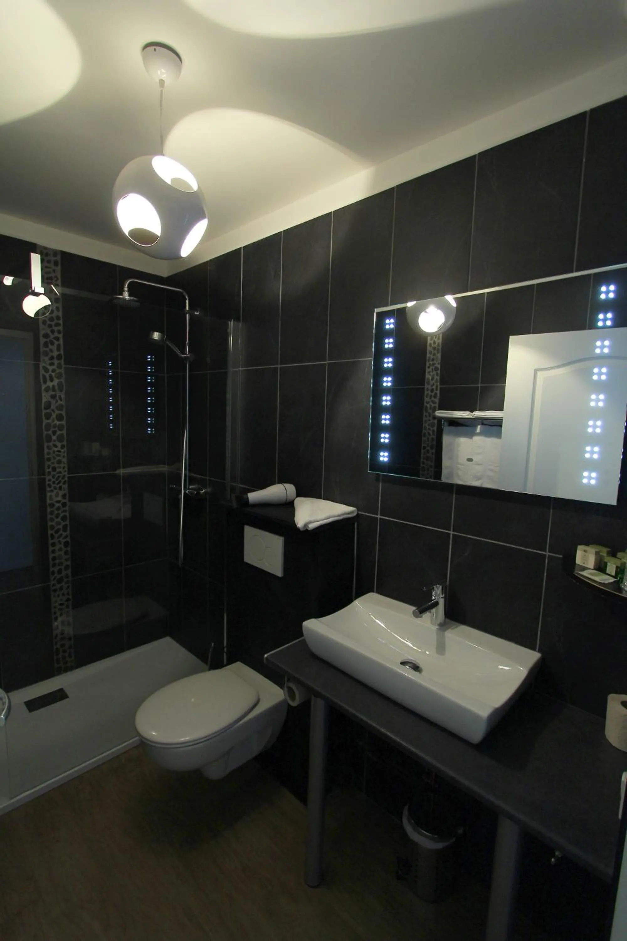 Shower in Logis- Hôtel de la Baie de Wissant & Appartements