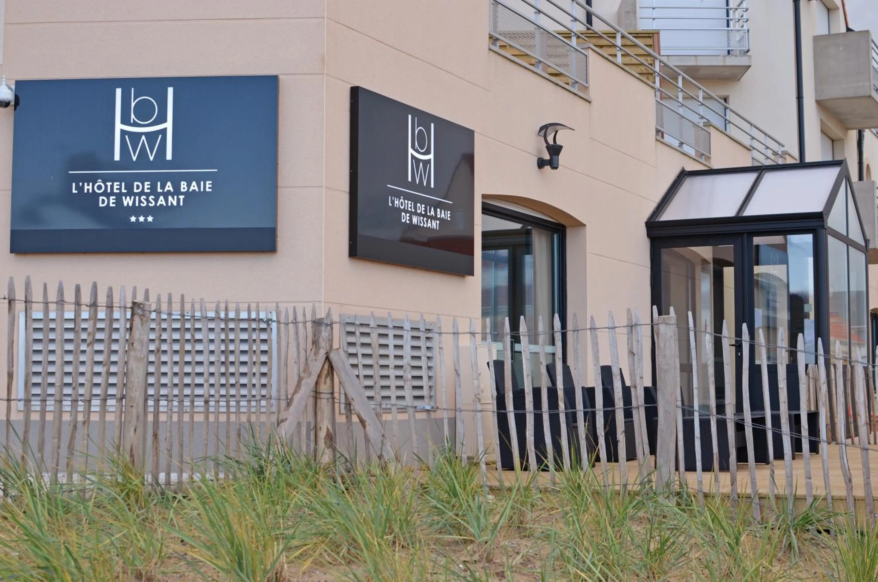 Facade/entrance in Logis- Hôtel de la Baie de Wissant & Appartements