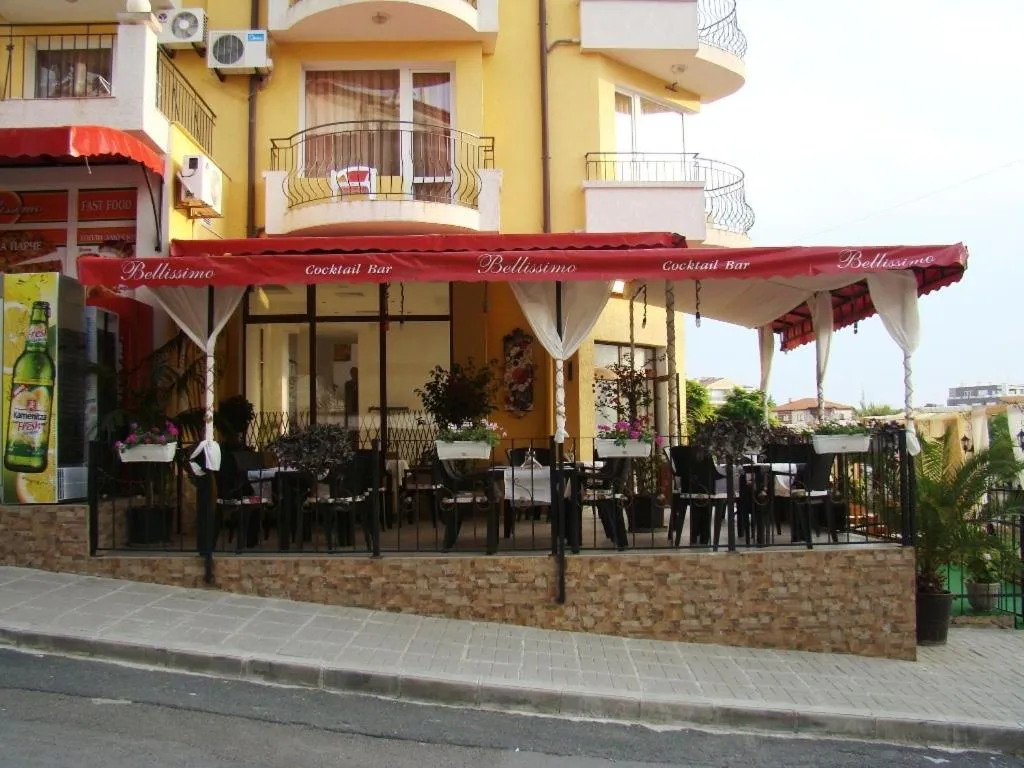 Restaurant/places to eat in Hotel Bellisimo