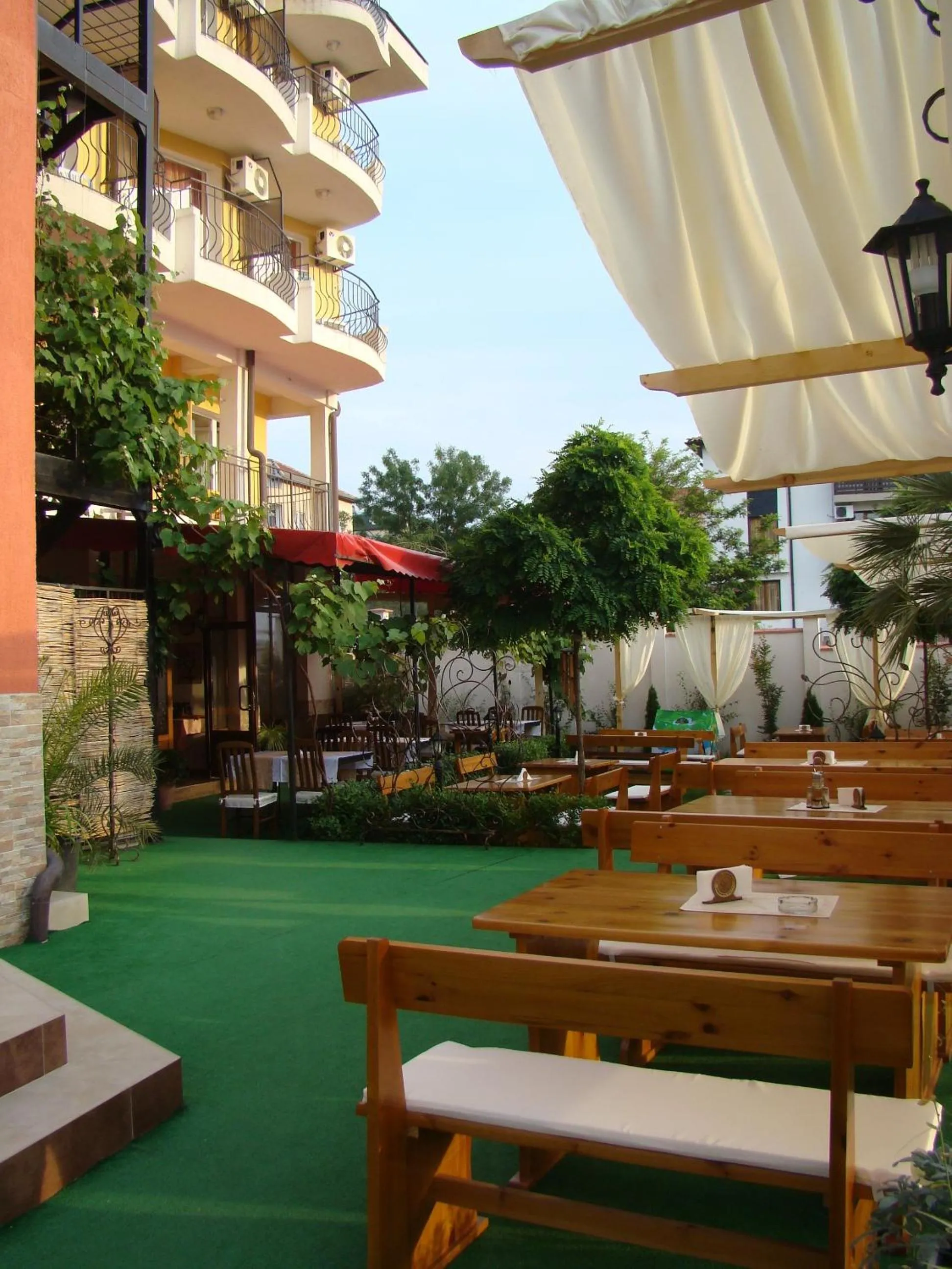 Restaurant/places to eat in Hotel Bellisimo