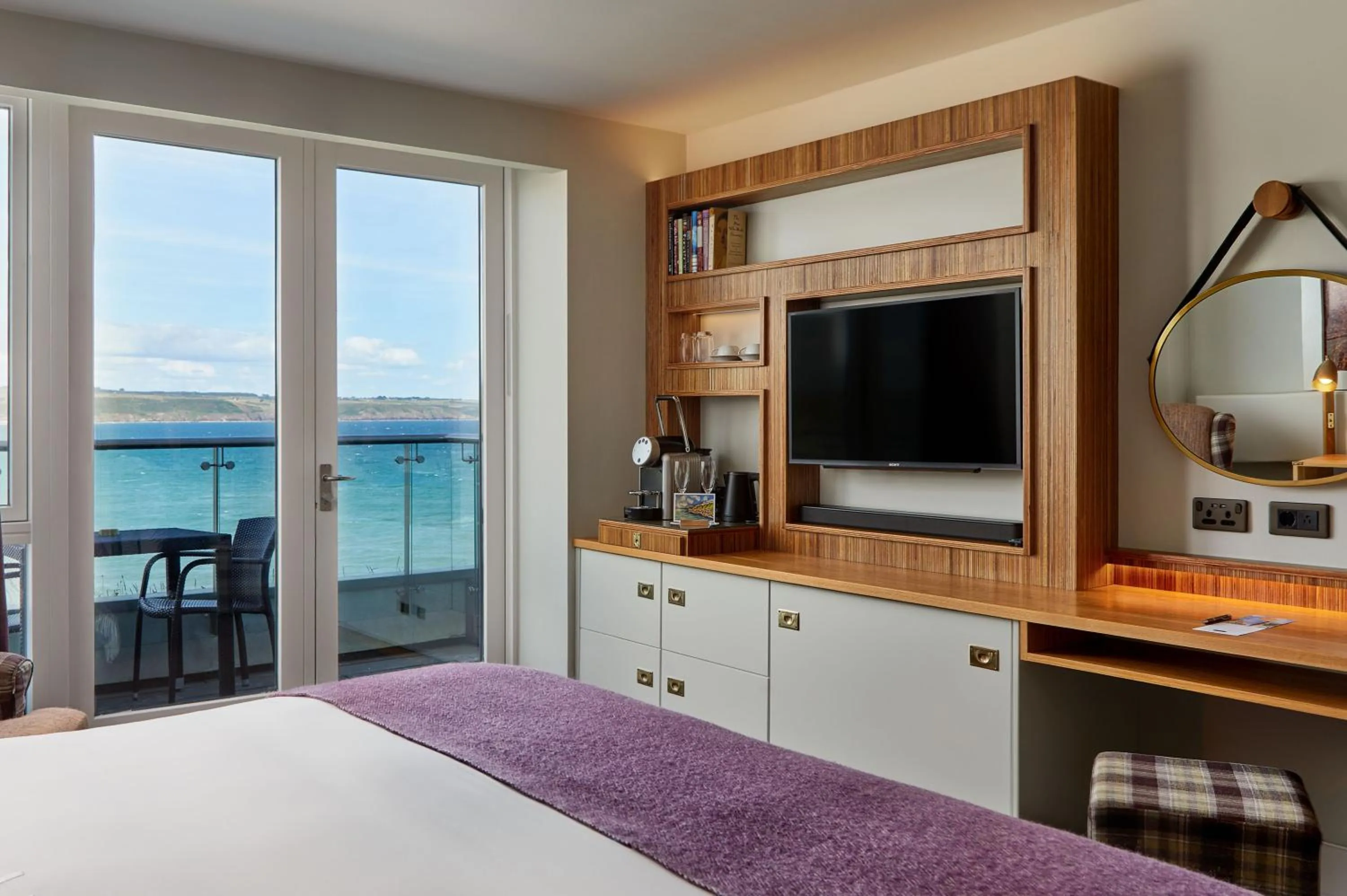 Bedroom, Bed in Cliff House Hotel