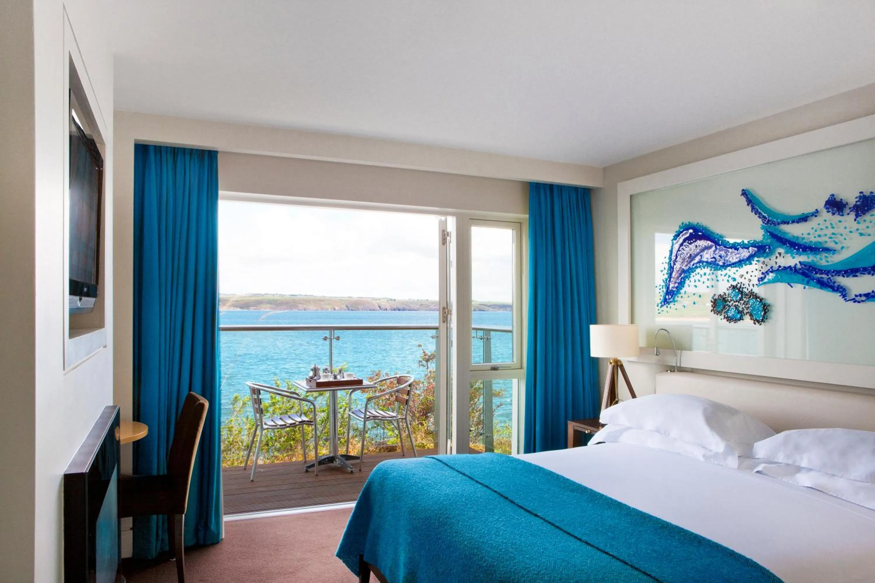 Bedroom, Bed in Cliff House Hotel