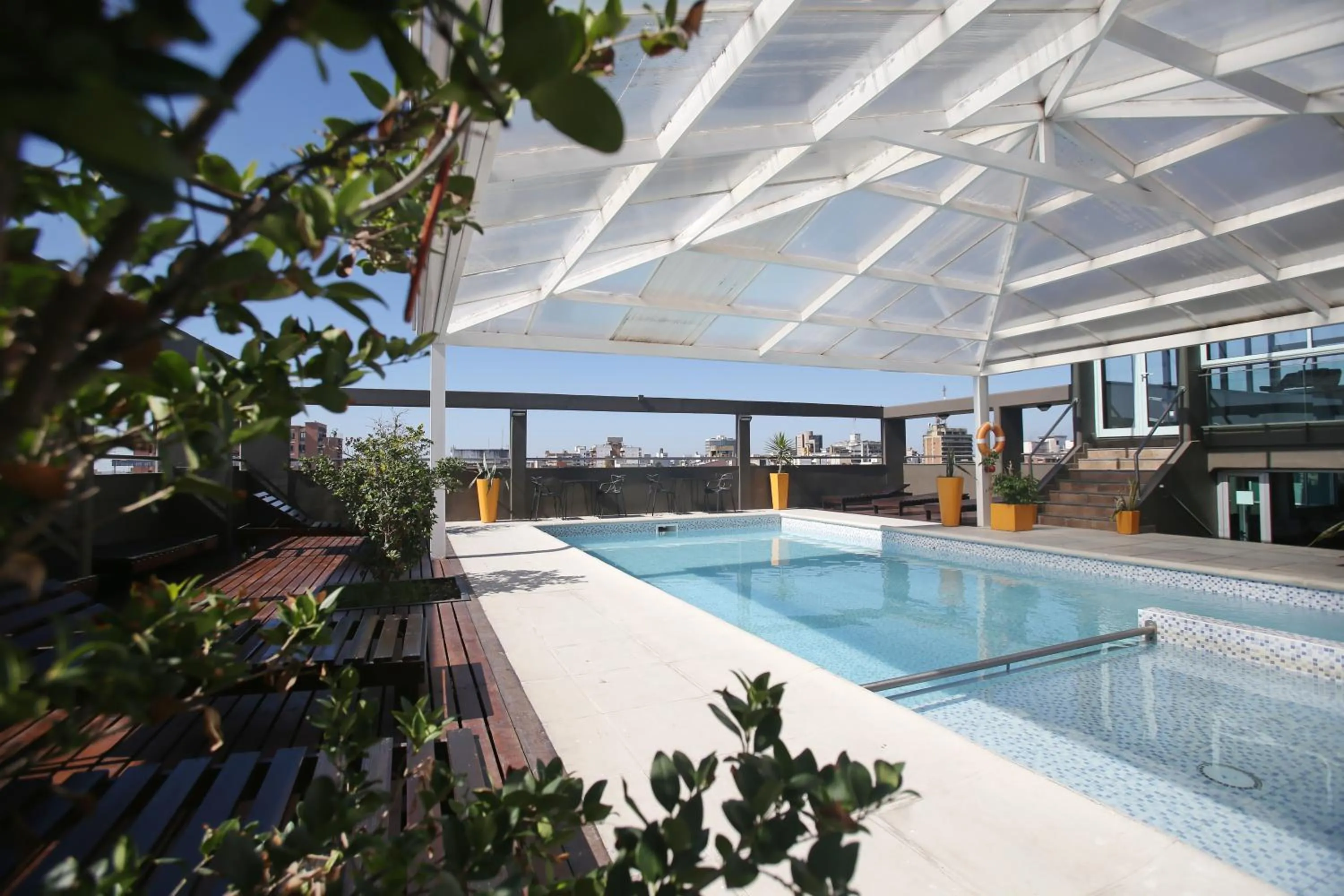 Swimming pool in Hotel Bicentenario Suites & Spa