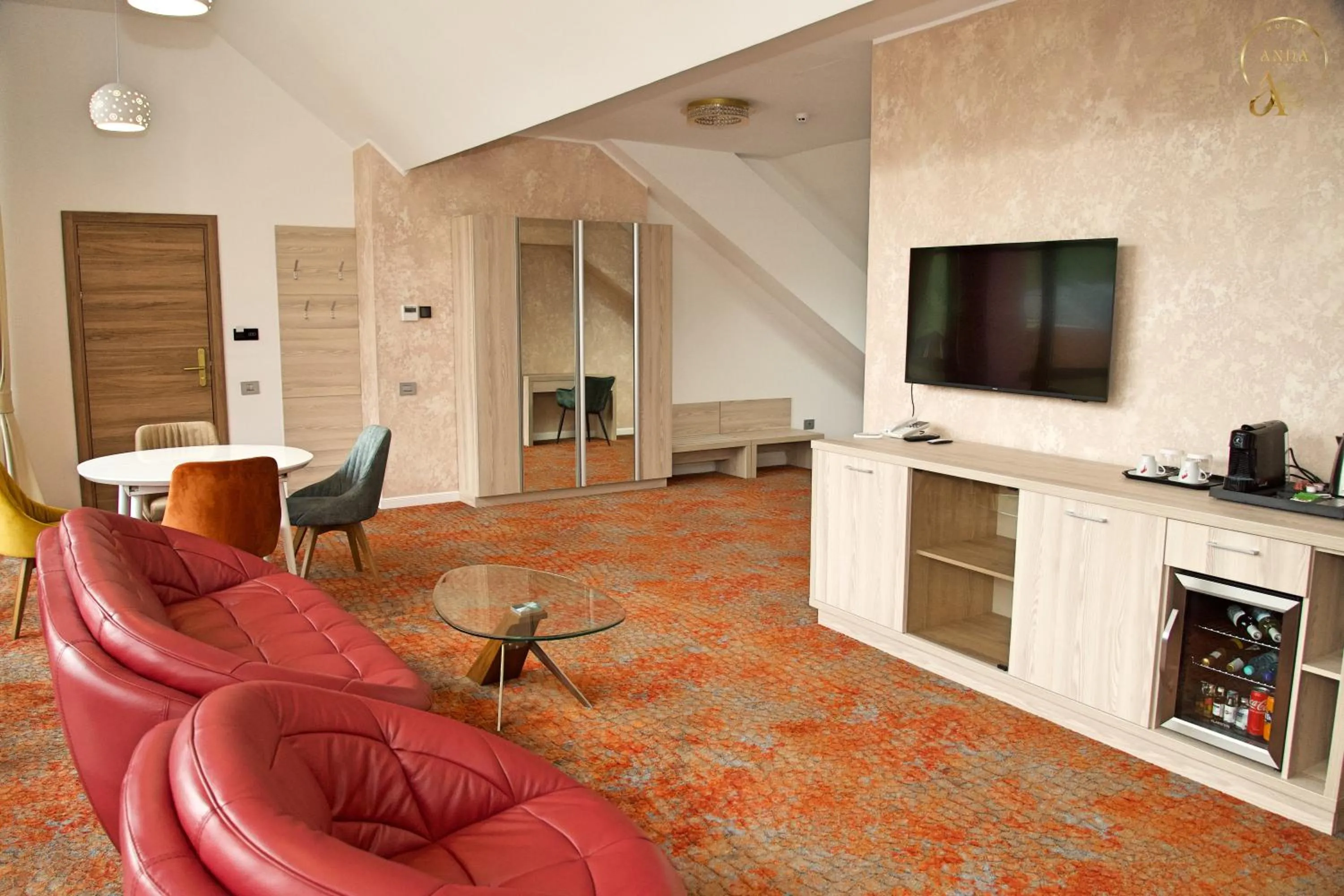 Communal lounge/ TV room in Hotel Anda