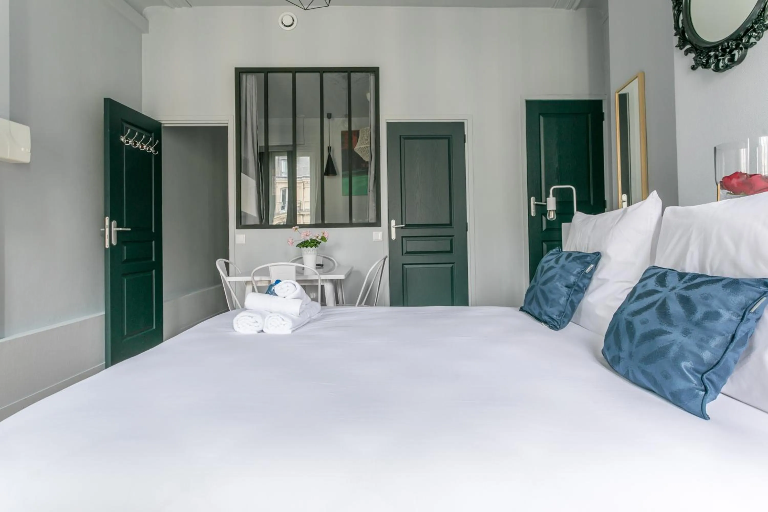 Living room, Bed in WS Saint-Lazare - Opera