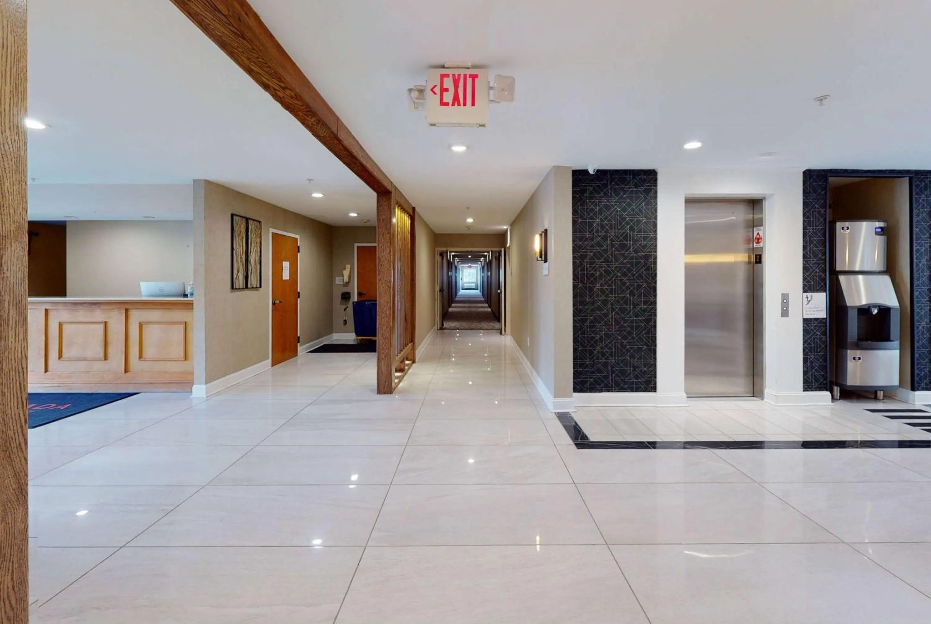 Lobby or reception in Ramada by Wyndham Strasburg - Shenandoah Valley