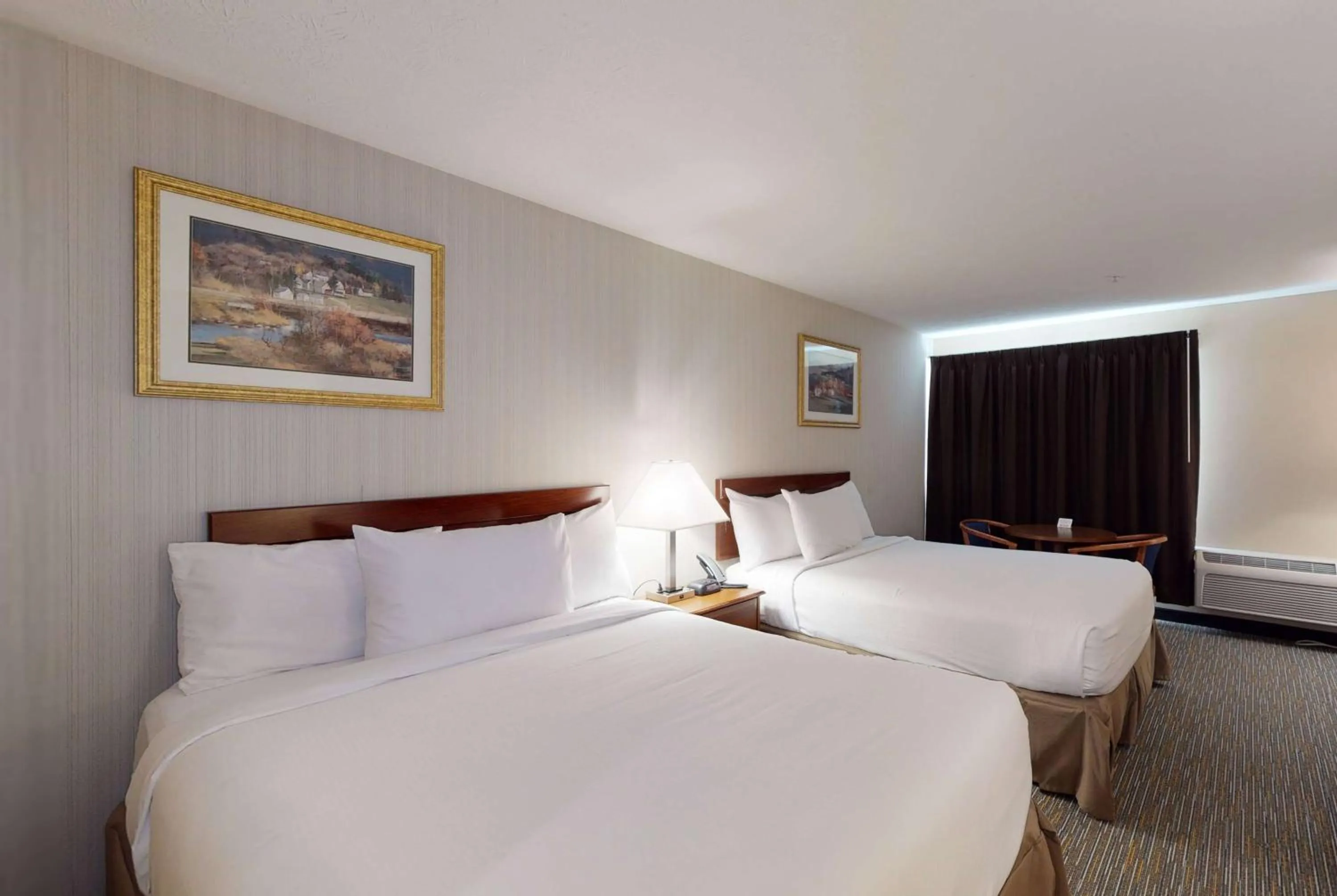 Photo of the whole room, Bed in Ramada by Wyndham Strasburg - Shenandoah Valley