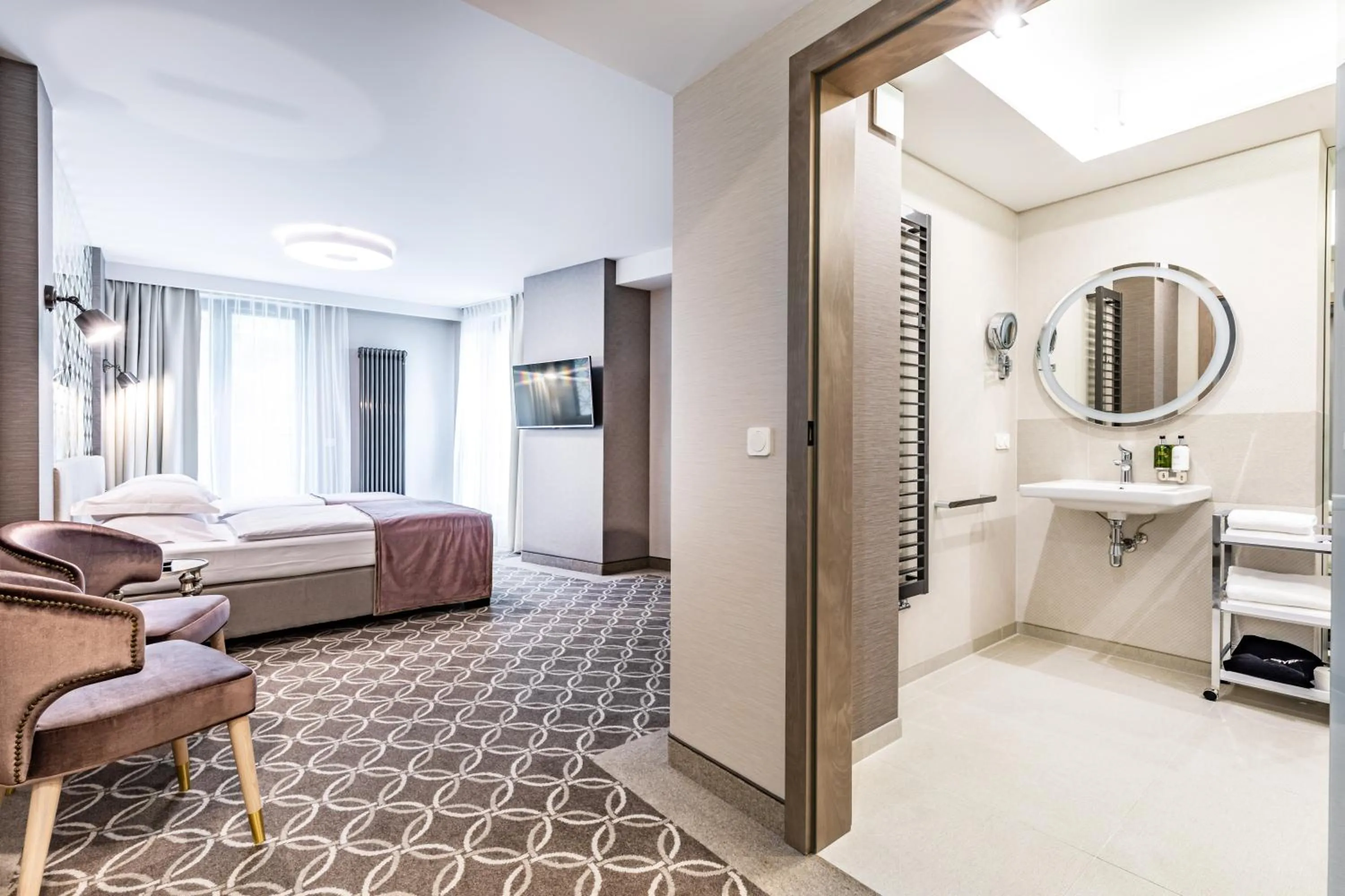 Toilet, Bed in Hotel Traugutta3