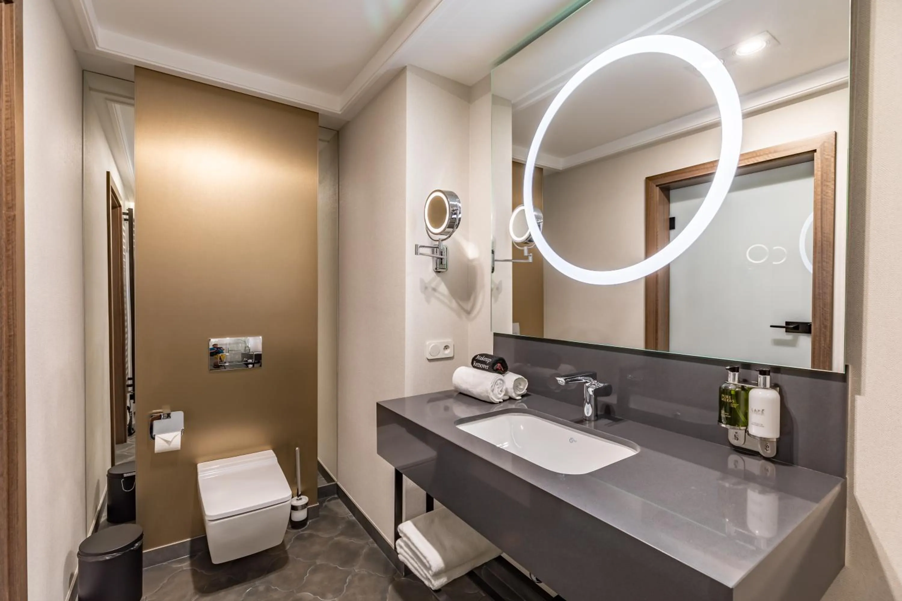 Toilet in Hotel Traugutta3