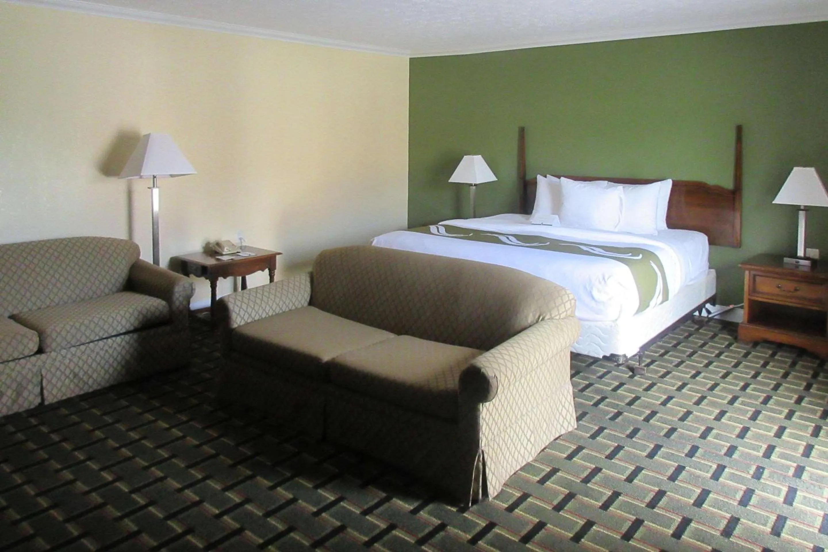 Photo of the whole room, Bed in Quality Inn Harrodsburg