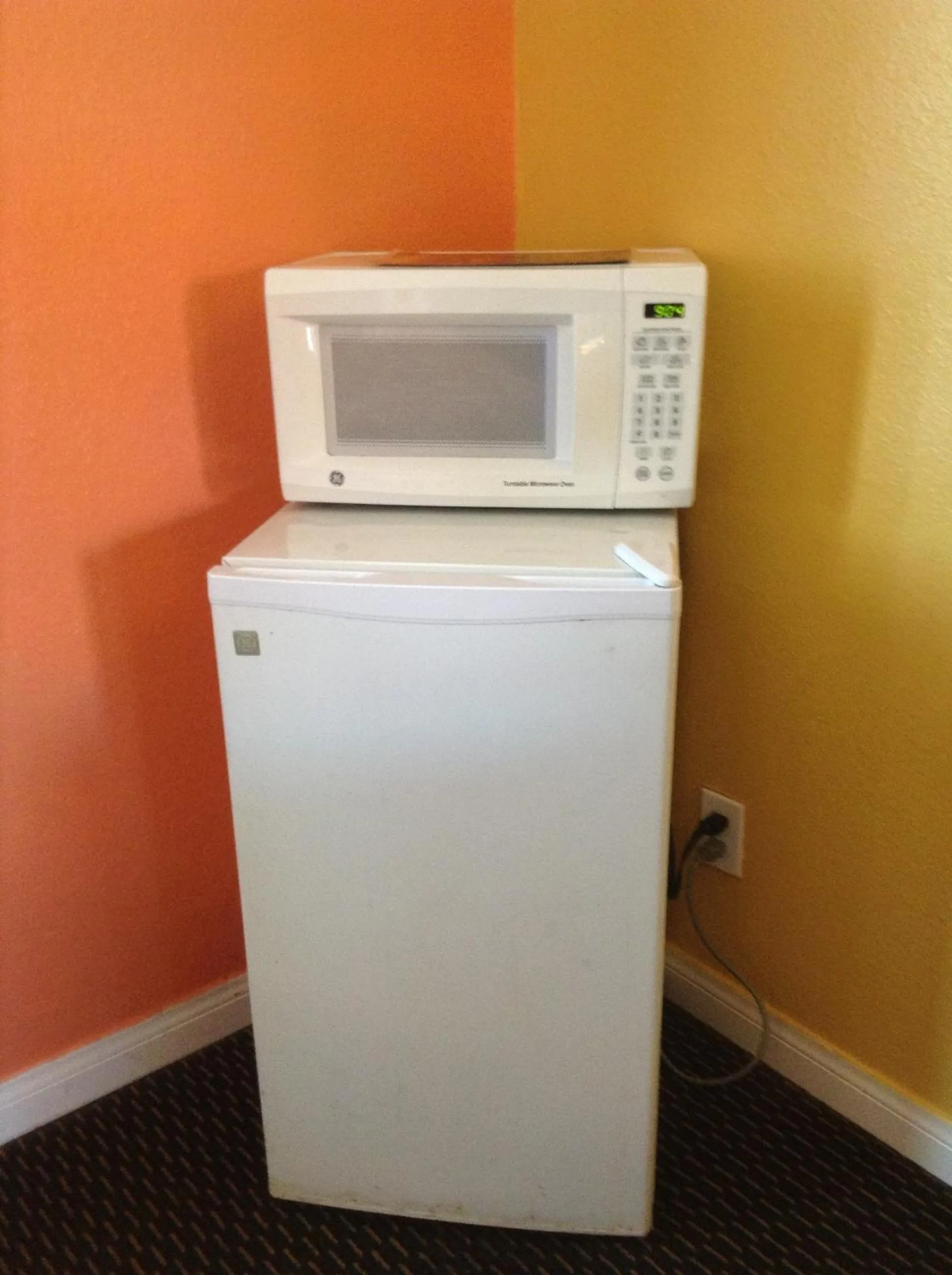 Kitchen/Kitchenette in Coast Motel