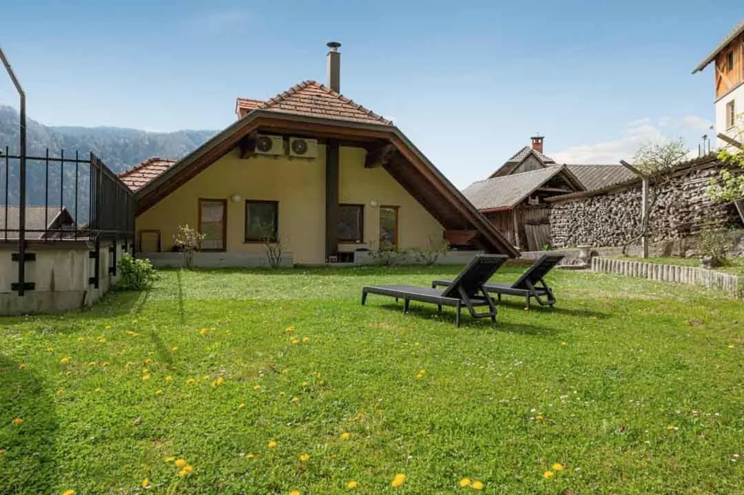 One-Bedroom Apartment with Balcony in Rooms & Apartments Pr Matjon