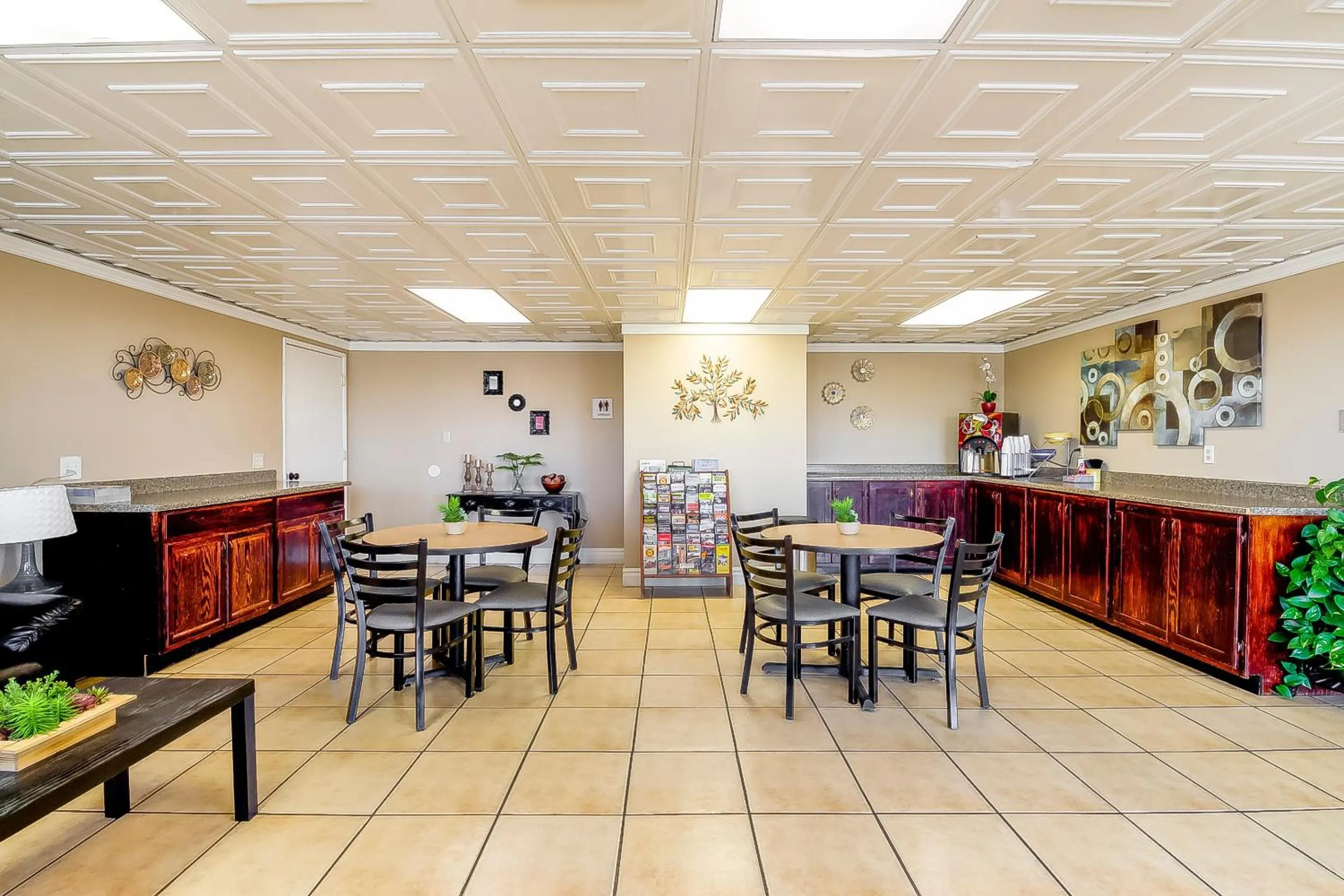 Dining area in OYO Hotel Eloy Casa Grande near I-10