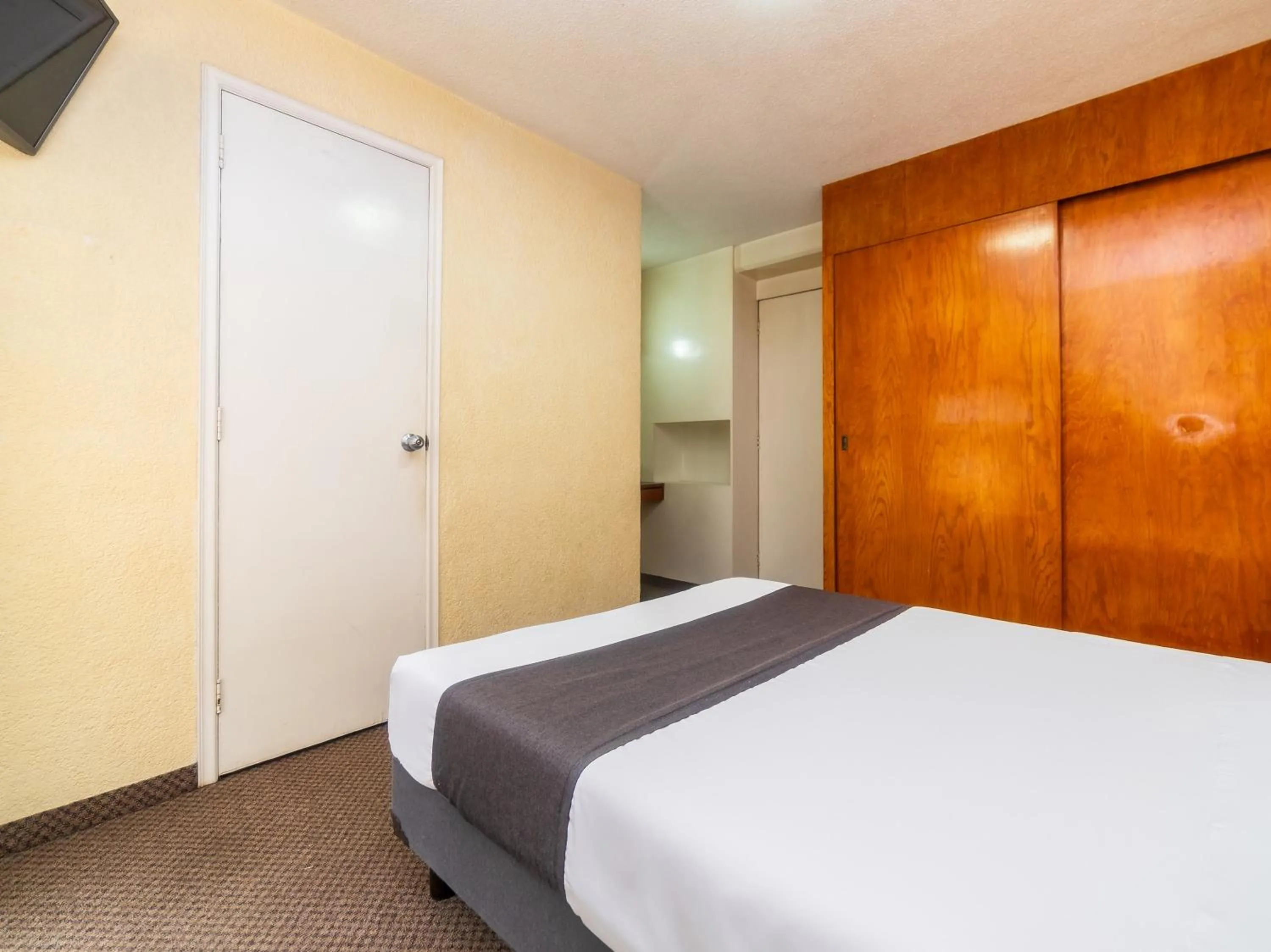 Bedroom, Bed in Capital O Hotel Suites Marne, Mexico City