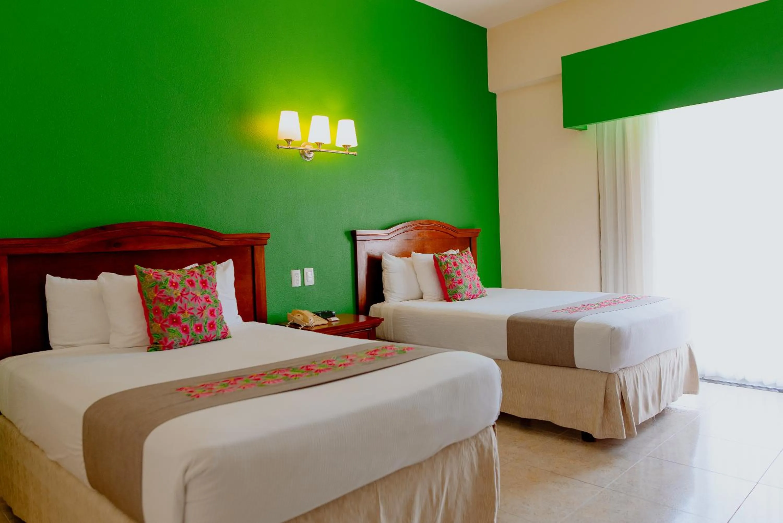 Property building, Bed in Hotel Plaza Campeche
