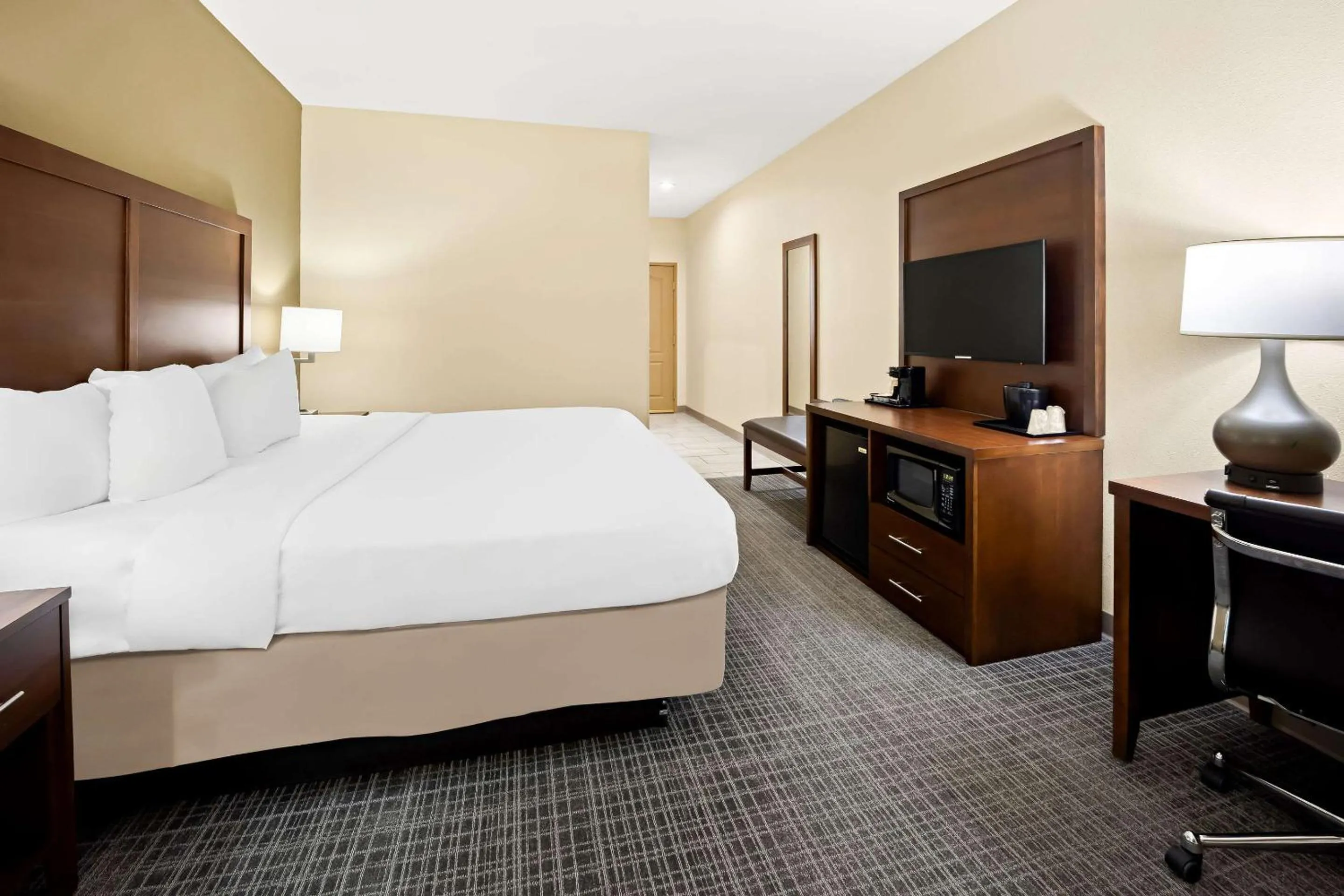 Bedroom, Bed in Comfort Inn & Suites High Point - Archdale