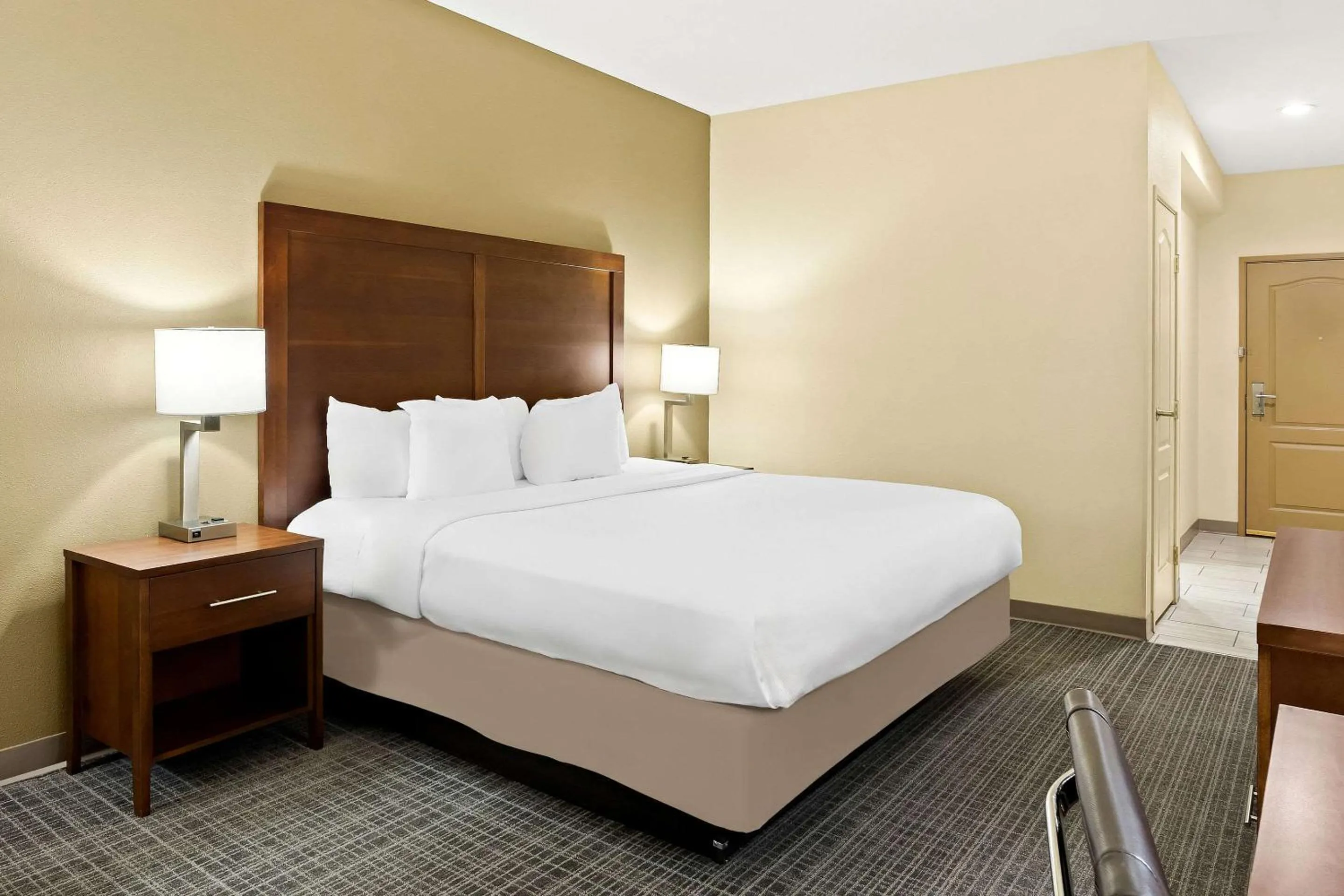 Bedroom, Bed in Comfort Inn & Suites High Point - Archdale