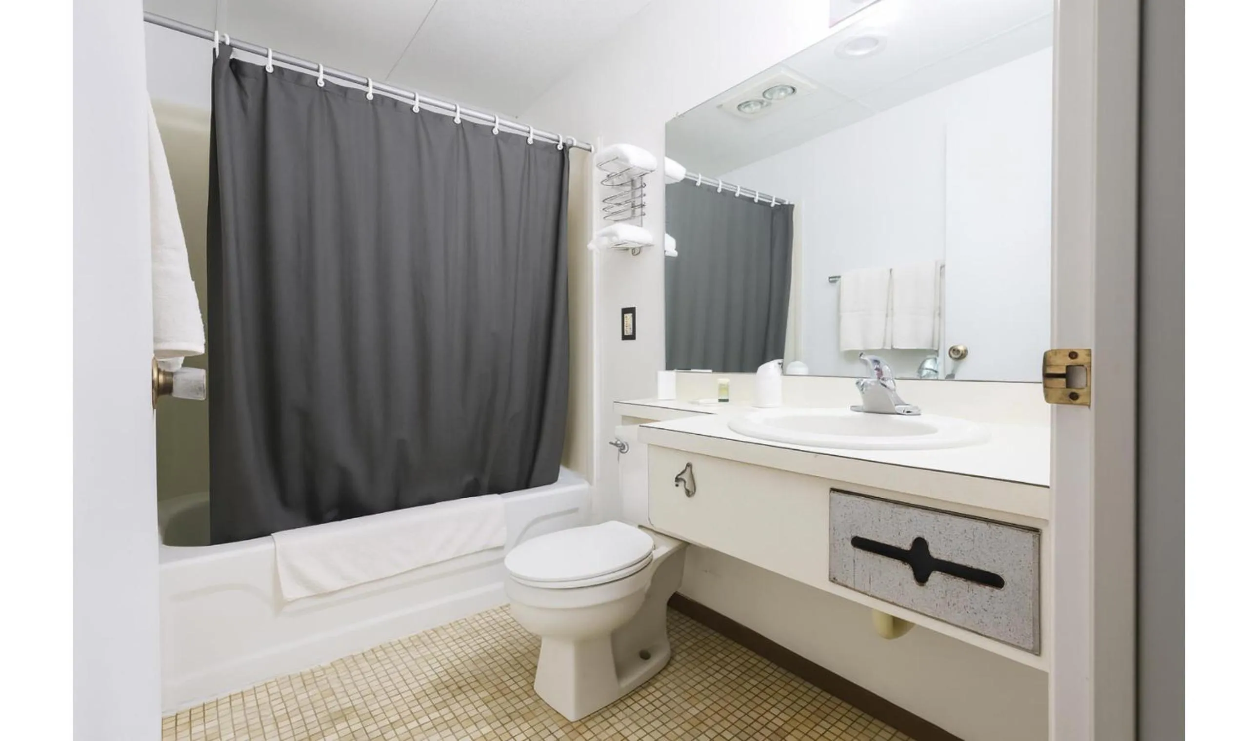 Bathroom in Hotel O Oskaloosa Near Eddyville