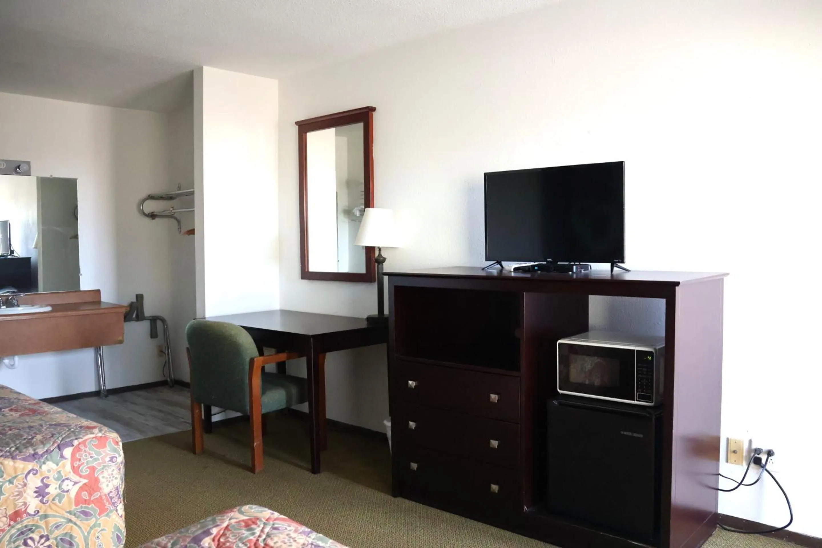 Bedroom, Bed in Hotel O Oskaloosa Near Eddyville