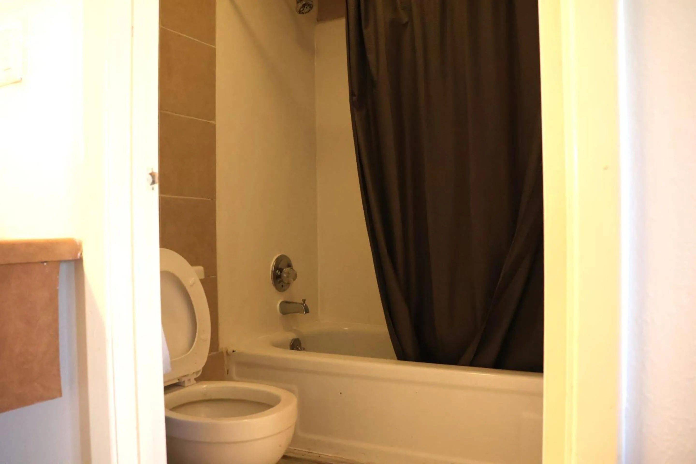 Bathroom in Hotel O Oskaloosa Near Eddyville