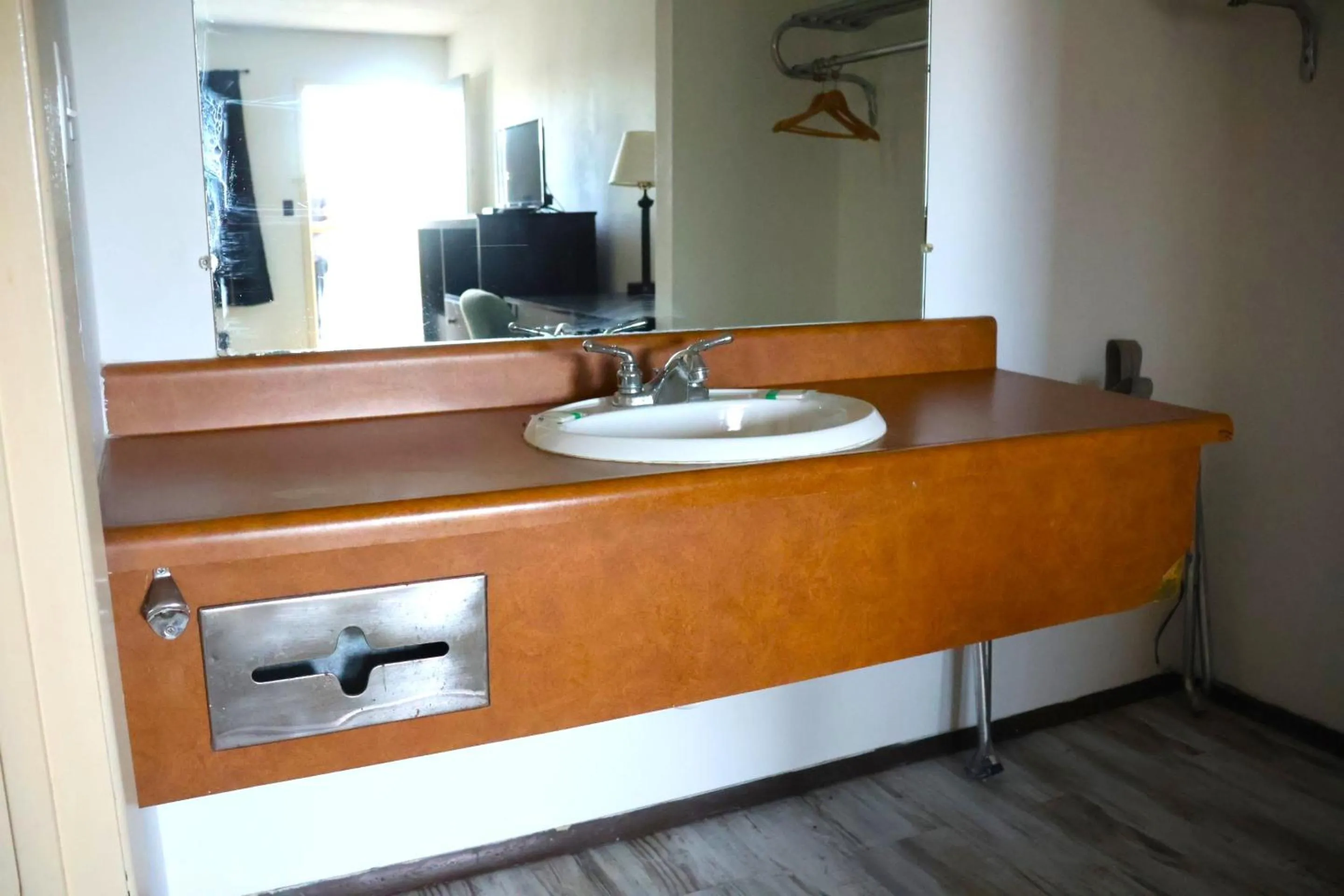 Bathroom in Hotel O Oskaloosa Near Eddyville