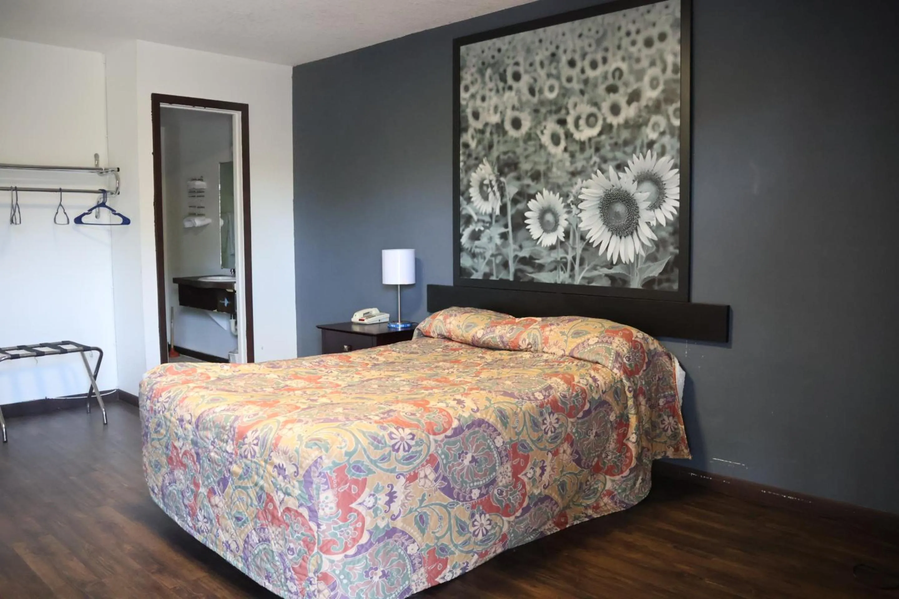 Bedroom, Bed in Hotel O Oskaloosa Near Eddyville