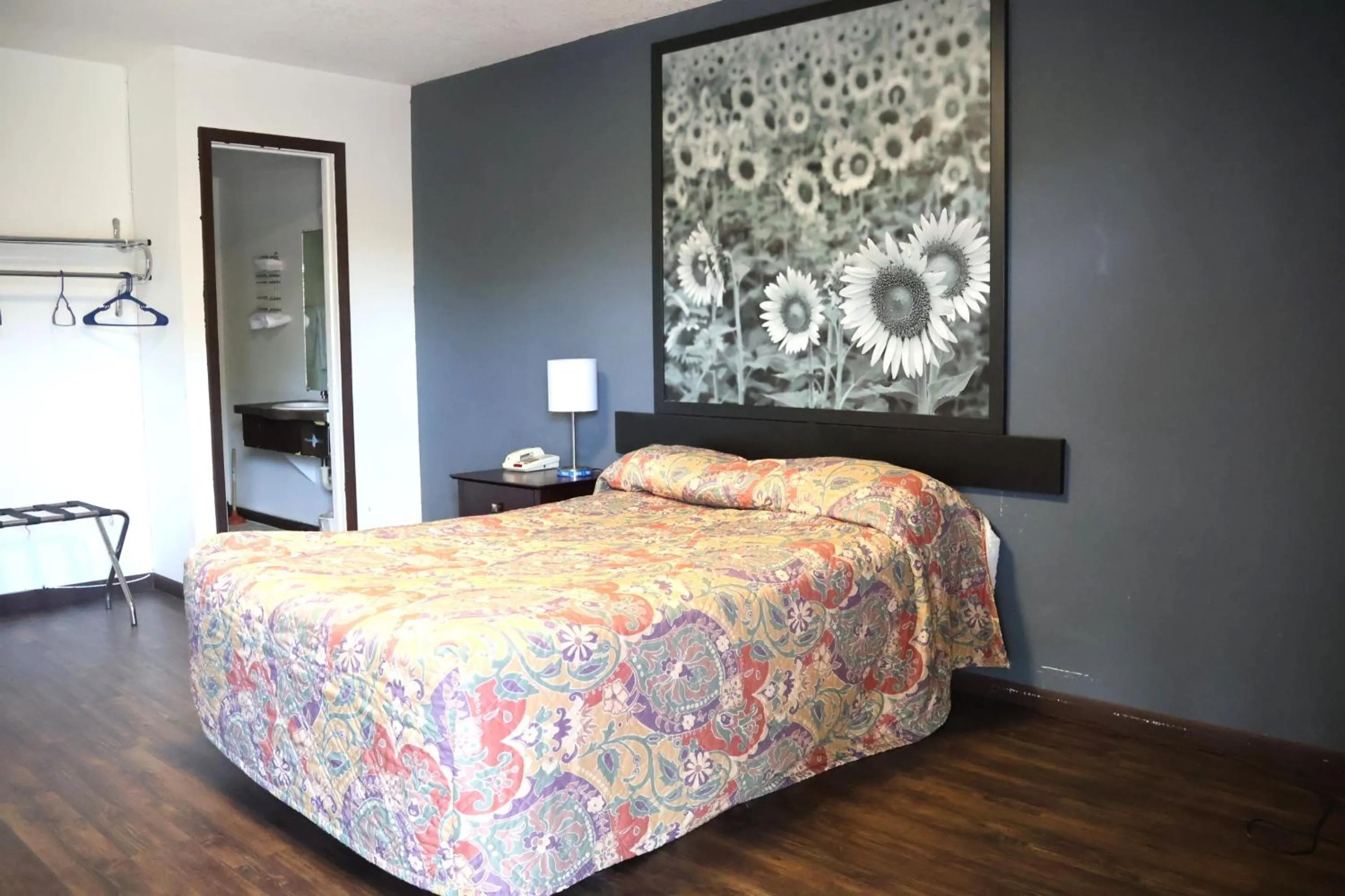 Bedroom, Bed in Hotel O Oskaloosa Near Eddyville